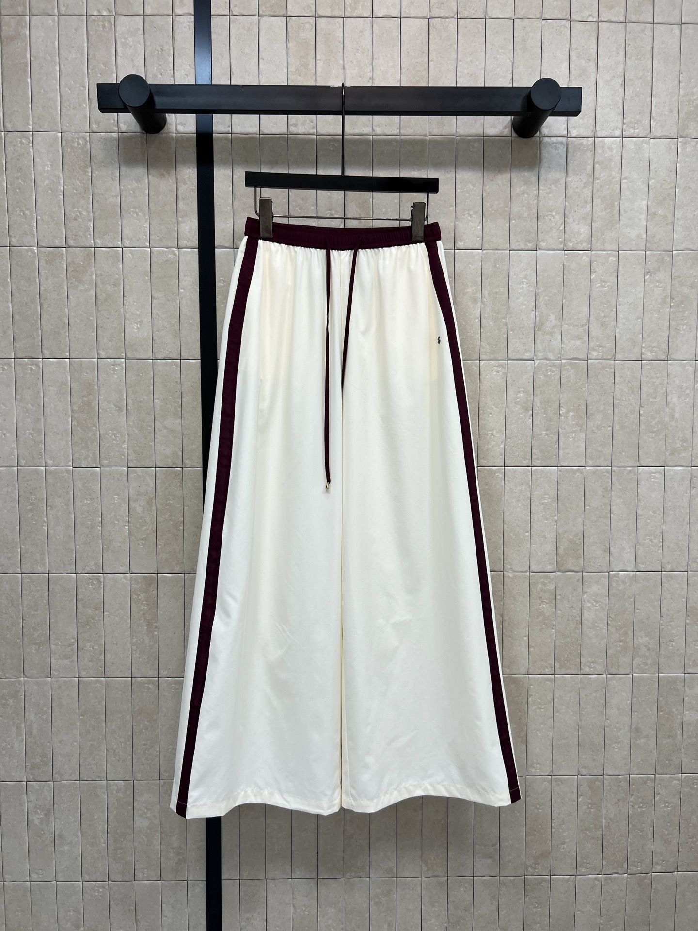 26春夏新款 撞色拼接阔腿裤 白色拼接酒红色条纹阔腿裤高腰松紧+抽绳设计 适合多种身材 穿着超自在！两侧