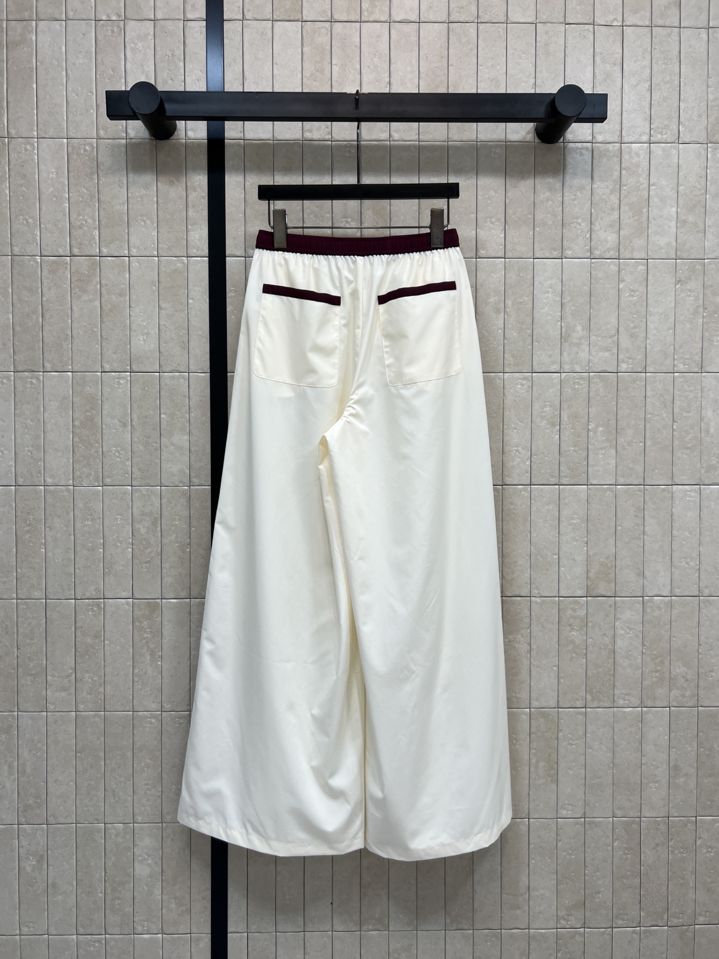 26春夏新款 撞色拼接阔腿裤 白色拼接酒红色条纹阔腿裤高腰松紧+抽绳设计 适合多种身材 穿着超自在！两侧