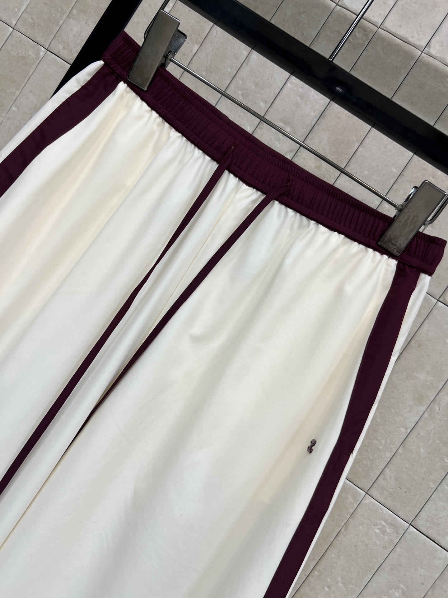 26春夏新款 撞色拼接阔腿裤 白色拼接酒红色条纹阔腿裤高腰松紧+抽绳设计 适合多种身材 穿着超自在！两侧