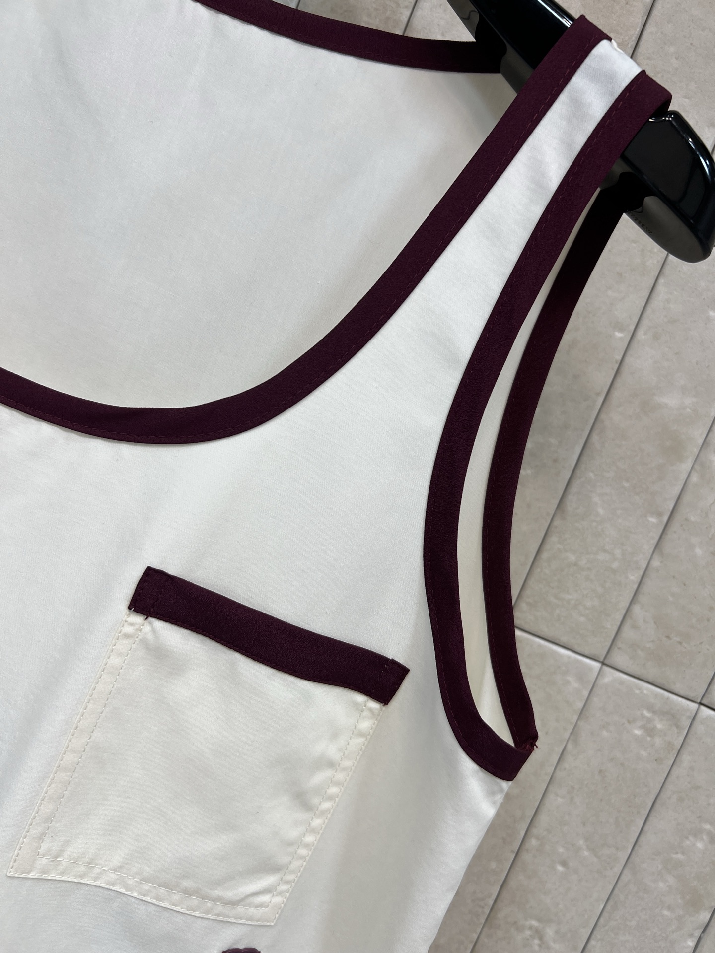 26春夏新款 撞色捆边背心 奶白底色+酒红撞色边 简约复古又高级 纯棉材质柔软亲肤 透气舒适 春夏穿超合
