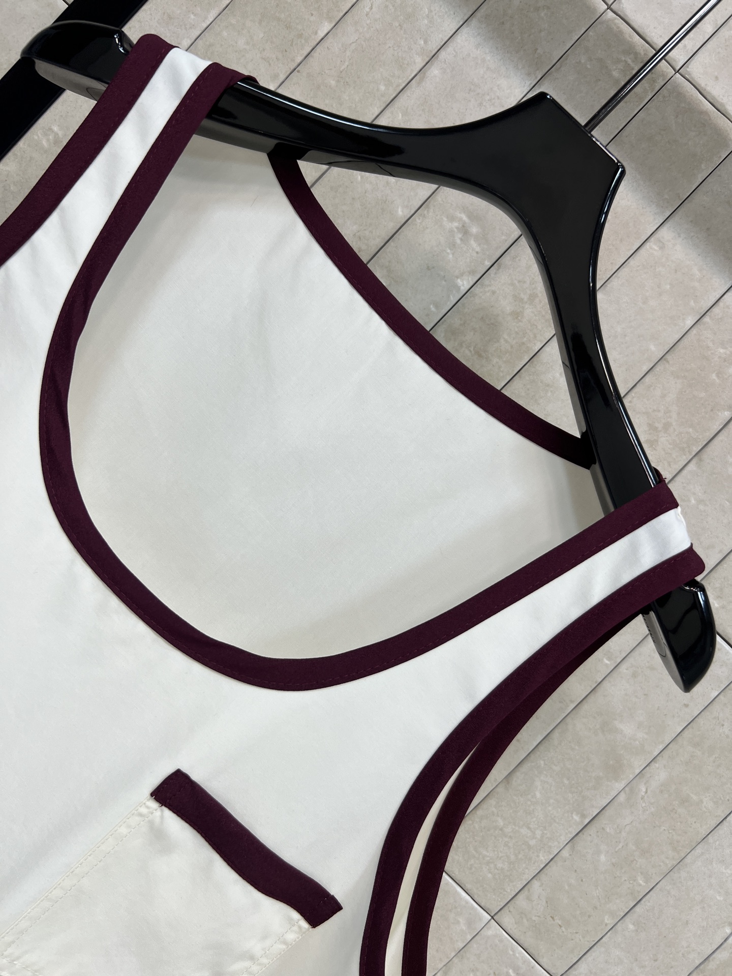 26春夏新款 撞色捆边背心 奶白底色+酒红撞色边 简约复古又高级 纯棉材质柔软亲肤 透气舒适 春夏穿超合