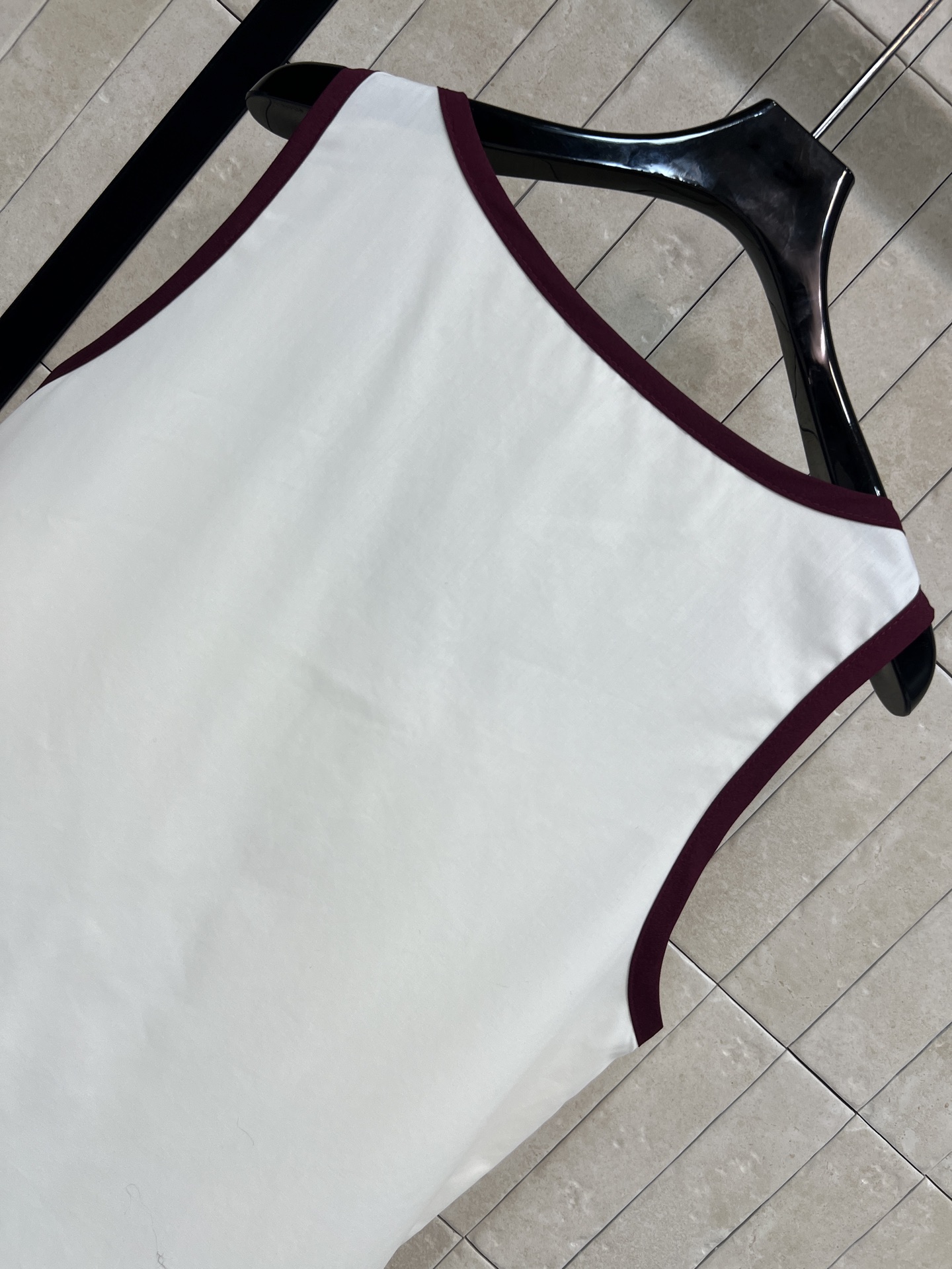 26春夏新款 撞色捆边背心 奶白底色+酒红撞色边 简约复古又高级 纯棉材质柔软亲肤 透气舒适 春夏穿超合