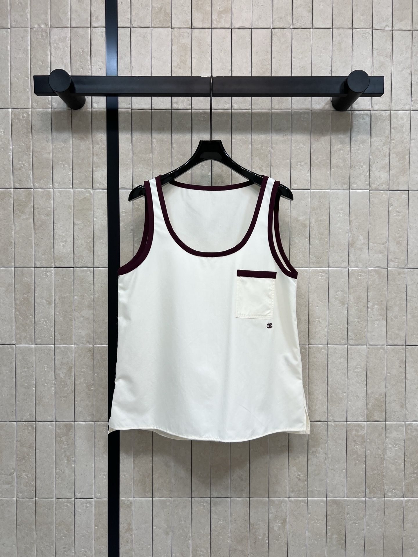 26春夏新款 撞色捆边背心 奶白底色+酒红撞色边 简约复古又高级 纯棉材质柔软亲肤 透气舒适 春夏穿超合