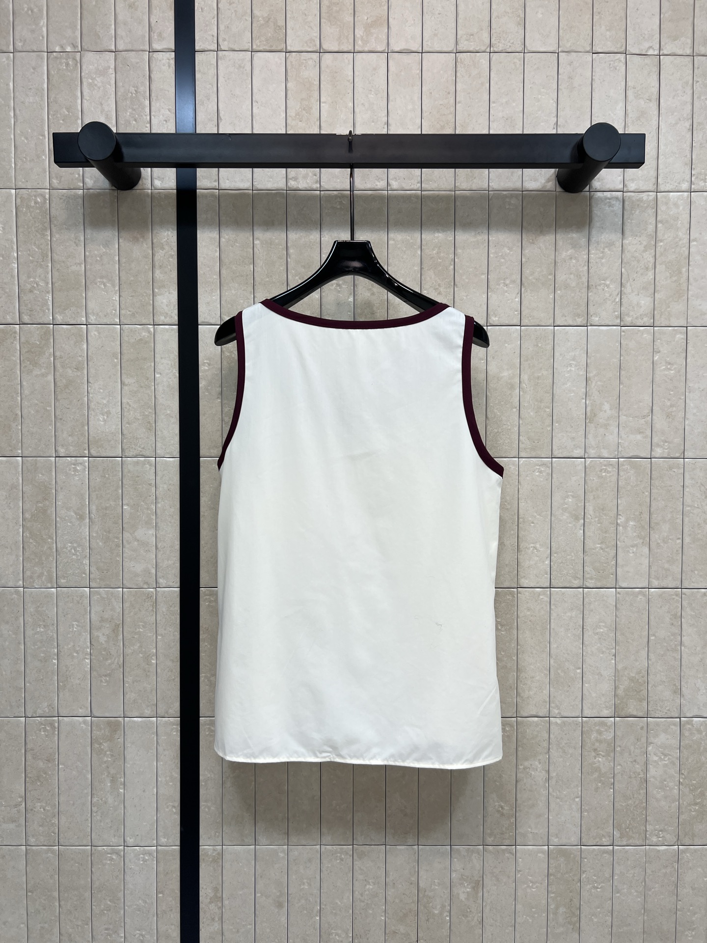 26春夏新款 撞色捆边背心 奶白底色+酒红撞色边 简约复古又高级 纯棉材质柔软亲肤 透气舒适 春夏穿超合