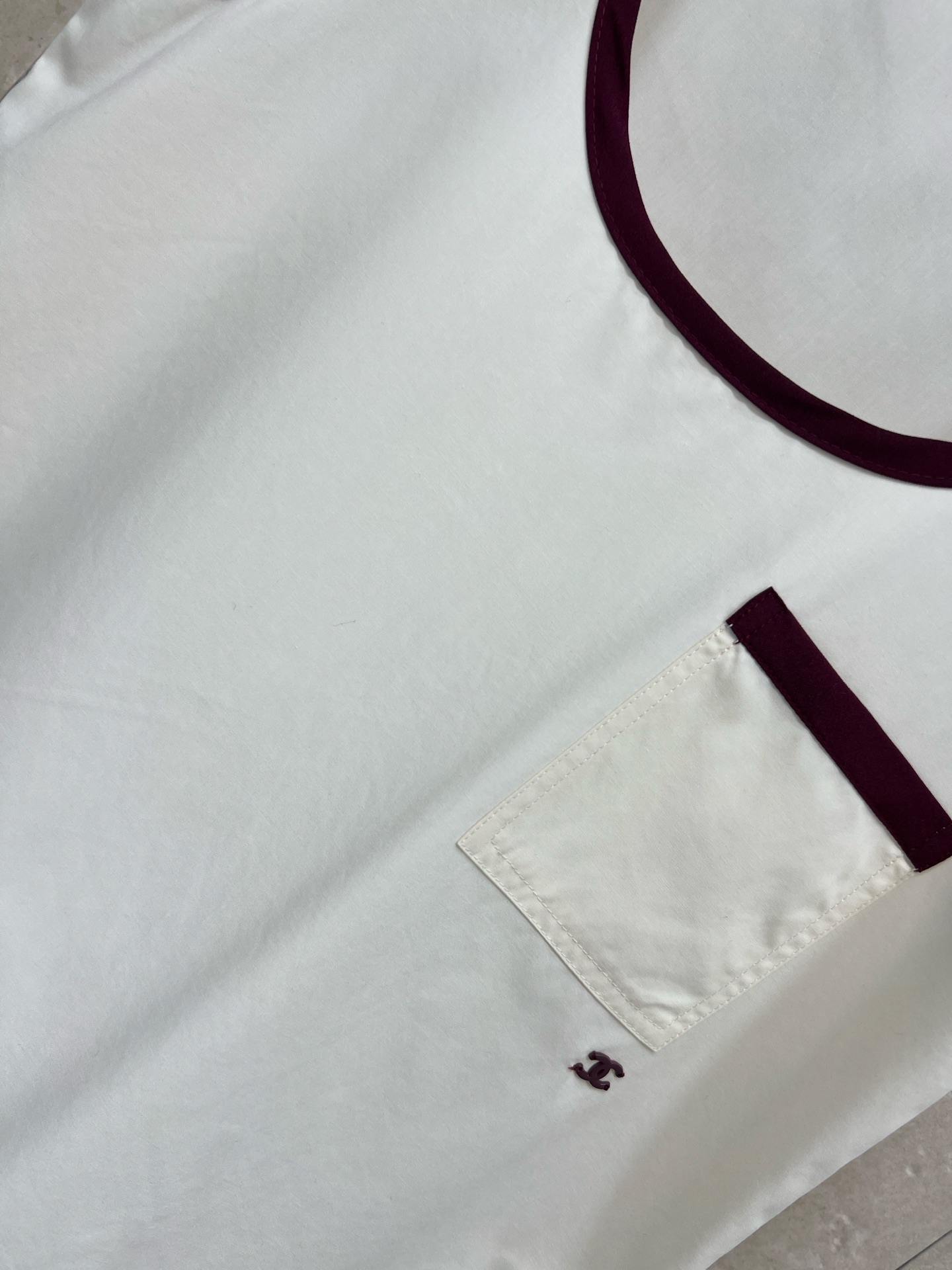 26春夏新款 撞色捆边背心 奶白底色+酒红撞色边 简约复古又高级 纯棉材质柔软亲肤 透气舒适 春夏穿超合