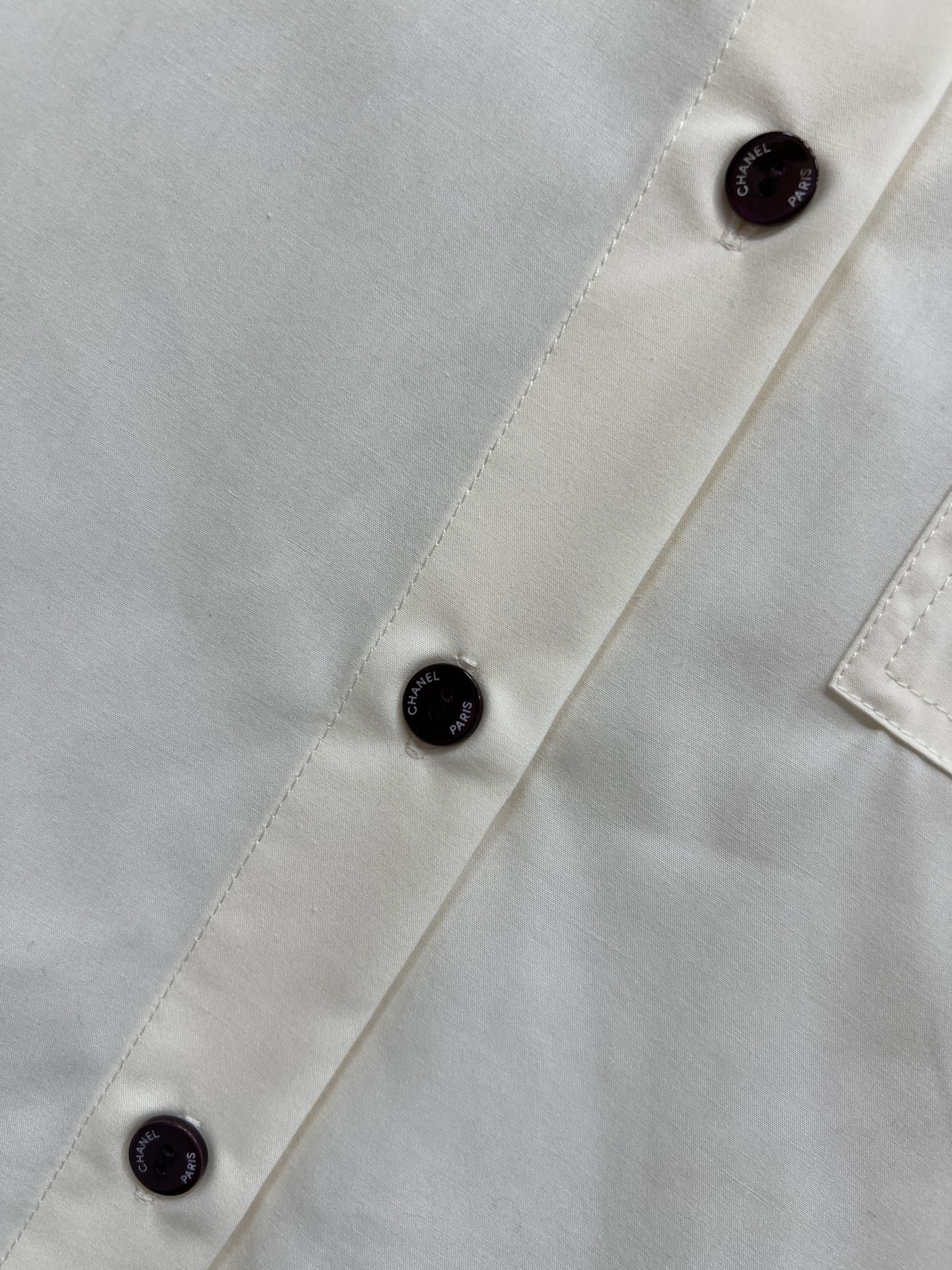 26春夏新款 撞色拼接长袖衬衫 白色主色+酒红拼接 法式高级感满满！棉质面料柔软舒适 宽松剪裁超显慵懒氛