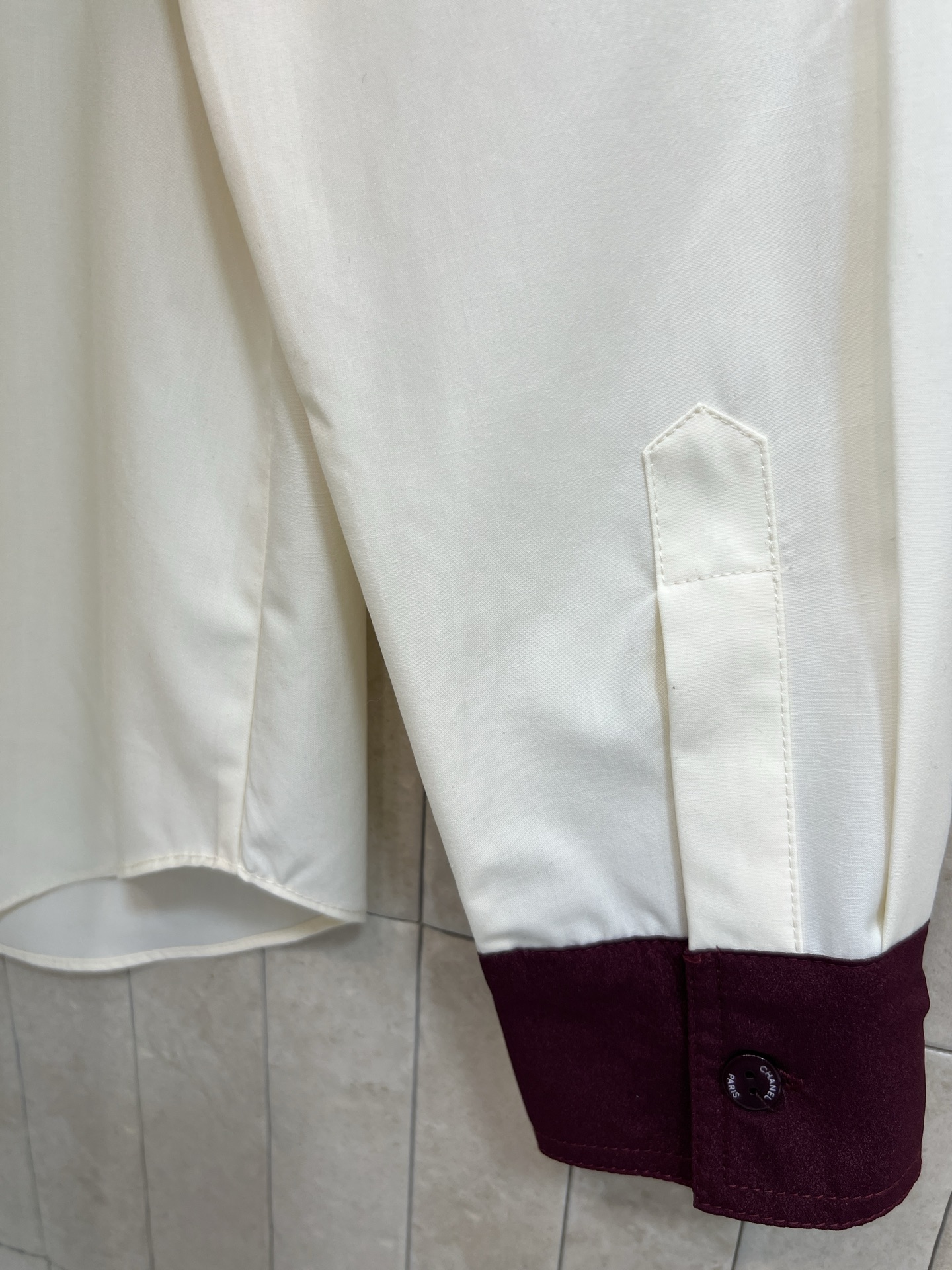 26春夏新款 撞色拼接长袖衬衫 白色主色+酒红拼接 法式高级感满满！棉质面料柔软舒适 宽松剪裁超显慵懒氛