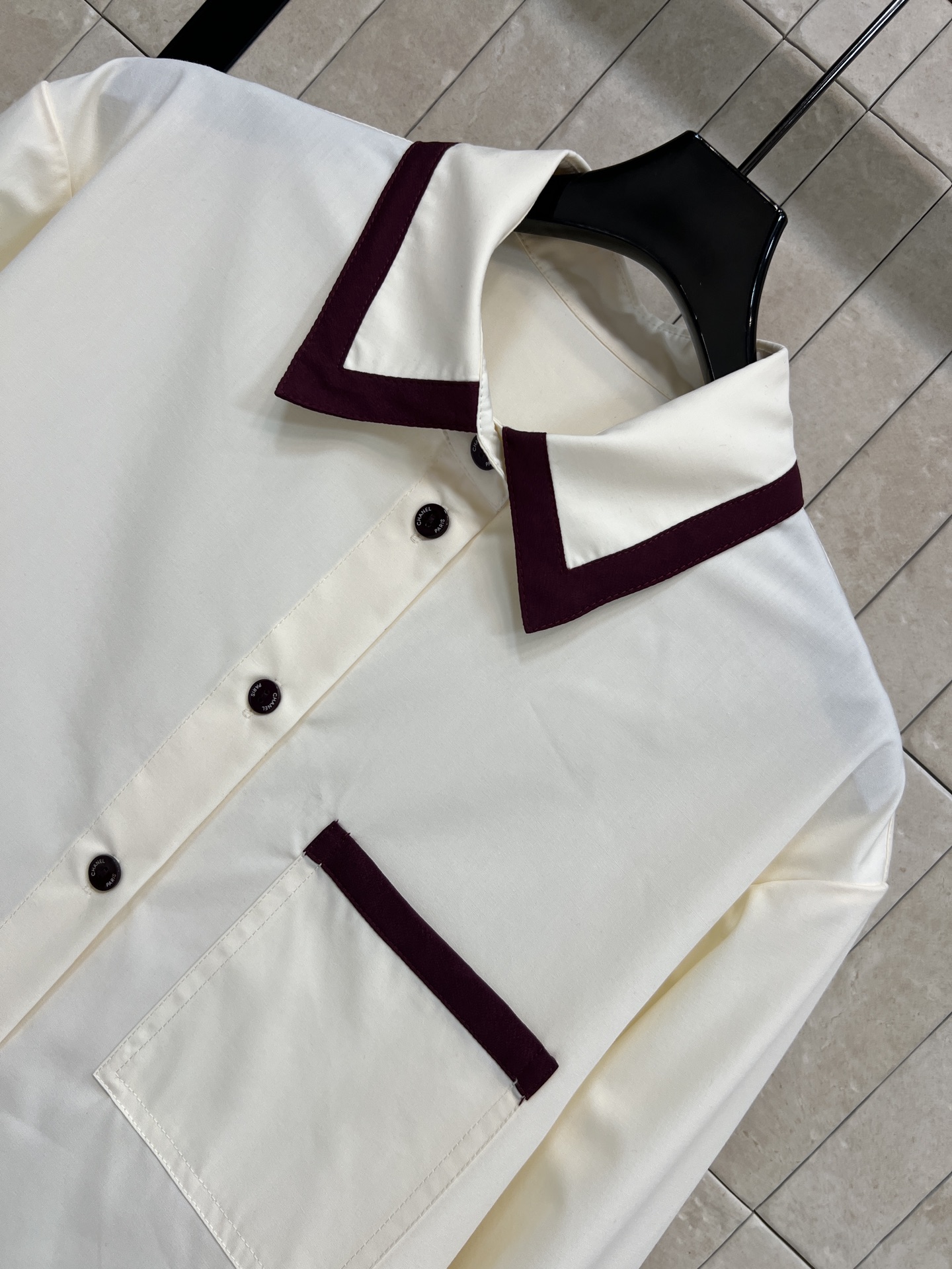 26春夏新款 撞色拼接长袖衬衫 白色主色+酒红拼接 法式高级感满满！棉质面料柔软舒适 宽松剪裁超显慵懒氛