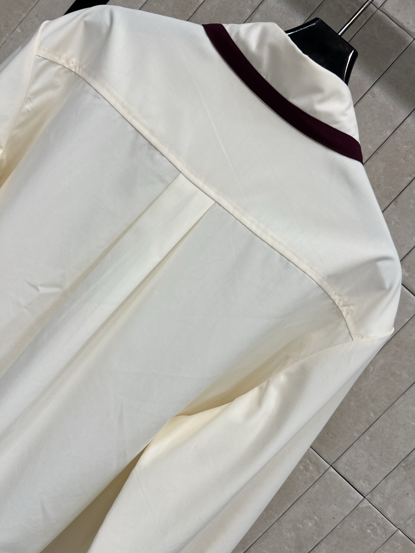 26春夏新款 撞色拼接长袖衬衫 白色主色+酒红拼接 法式高级感满满！棉质面料柔软舒适 宽松剪裁超显慵懒氛