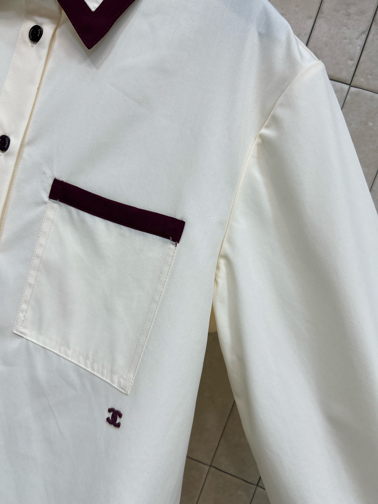 26春夏新款 撞色拼接长袖衬衫 白色主色+酒红拼接 法式高级感满满！棉质面料柔软舒适 宽松剪裁超显慵懒氛