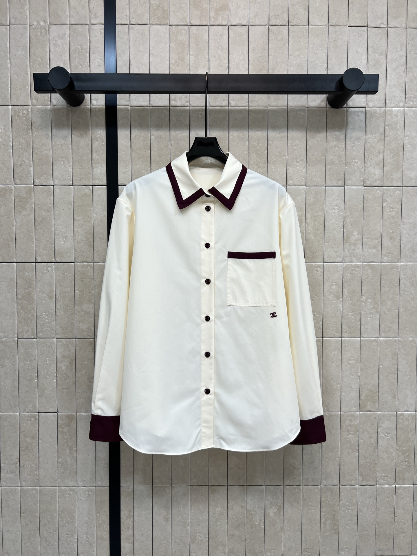 26春夏新款 撞色拼接长袖衬衫 白色主色+酒红拼接 法式高级感满满！棉质面料柔软舒适 宽松剪裁超显慵懒氛