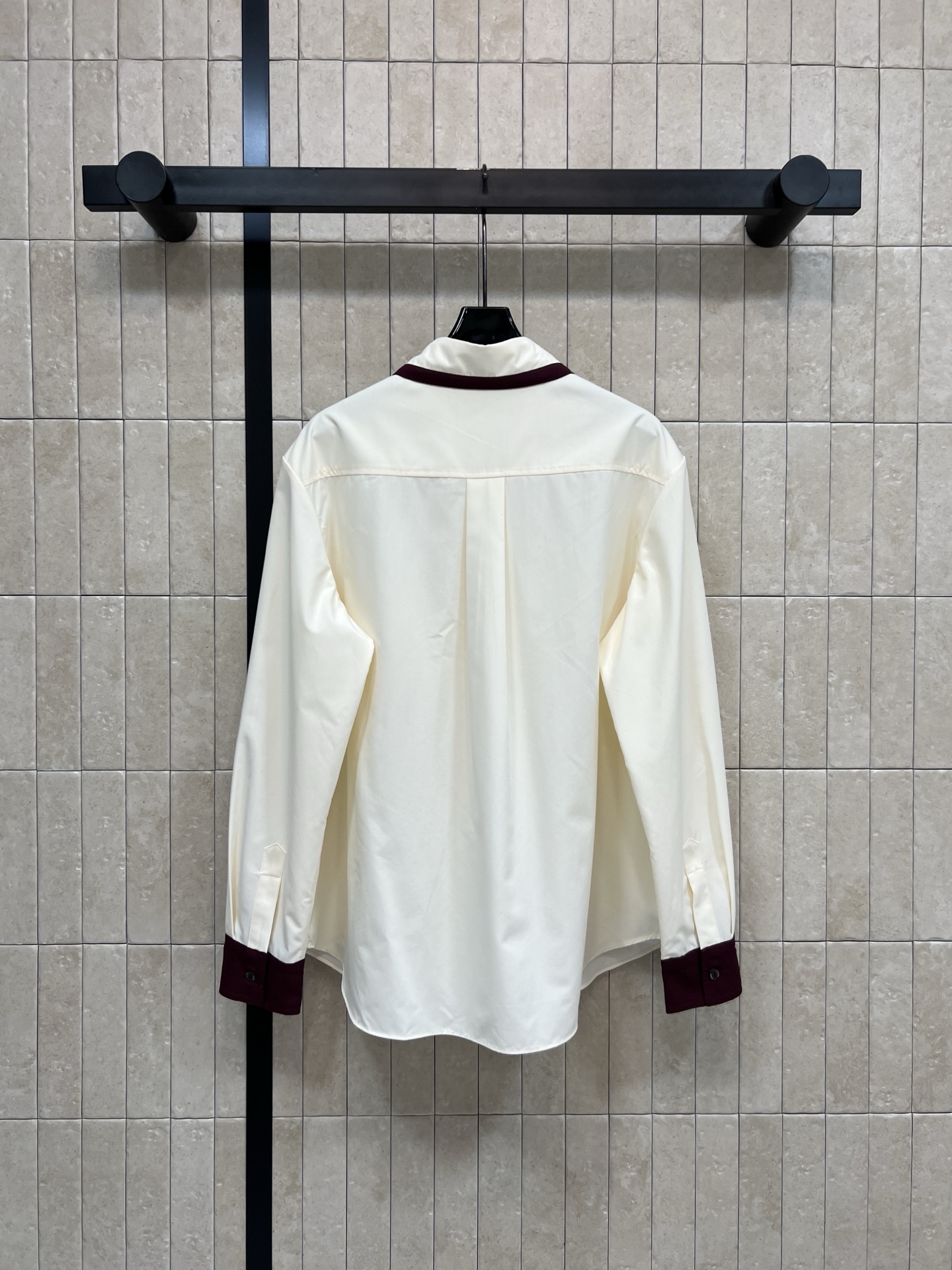26春夏新款 撞色拼接长袖衬衫 白色主色+酒红拼接 法式高级感满满！棉质面料柔软舒适 宽松剪裁超显慵懒氛