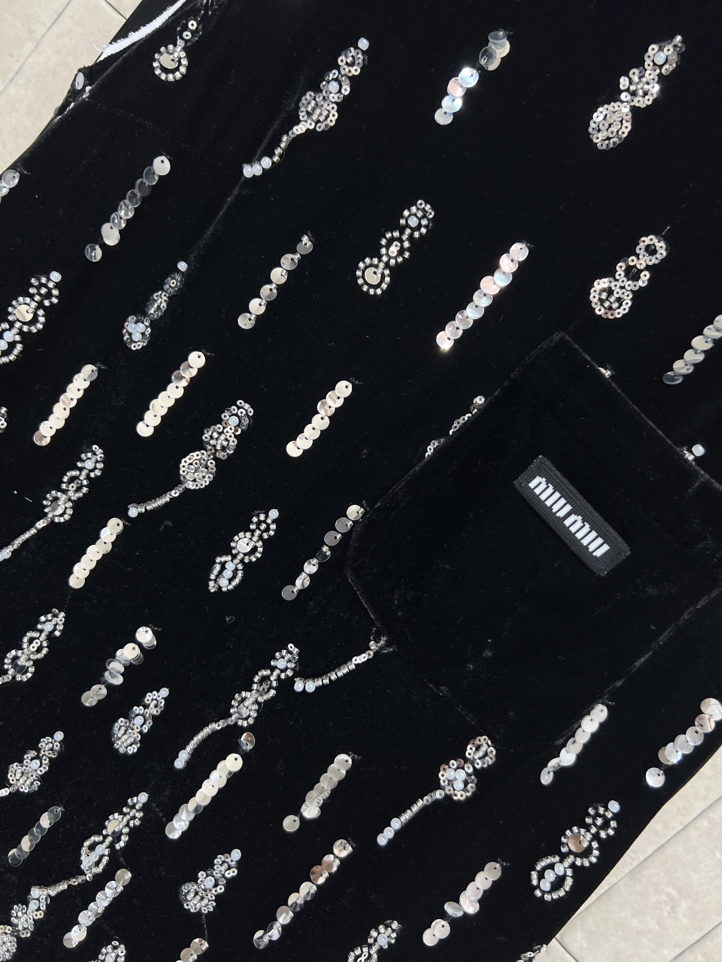 MIU家 26春夏 黑色丝绒珠片刺绣背心连衣裙 柔软有光泽 手工珠片流苏刺绣点缀 复古又精致 可拆卸白色