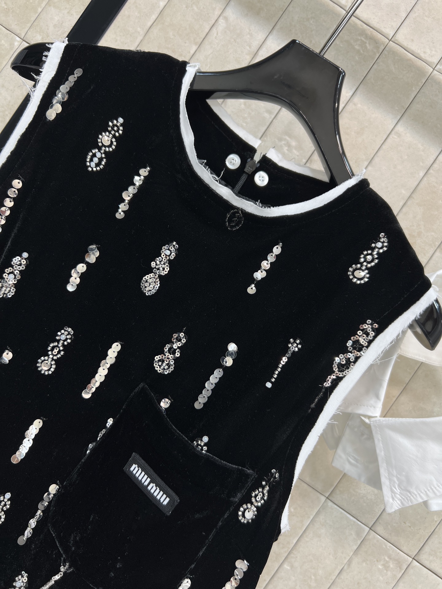 MIU家 26春夏 黑色丝绒珠片刺绣背心连衣裙 柔软有光泽 手工珠片流苏刺绣点缀 复古又精致 可拆卸白色