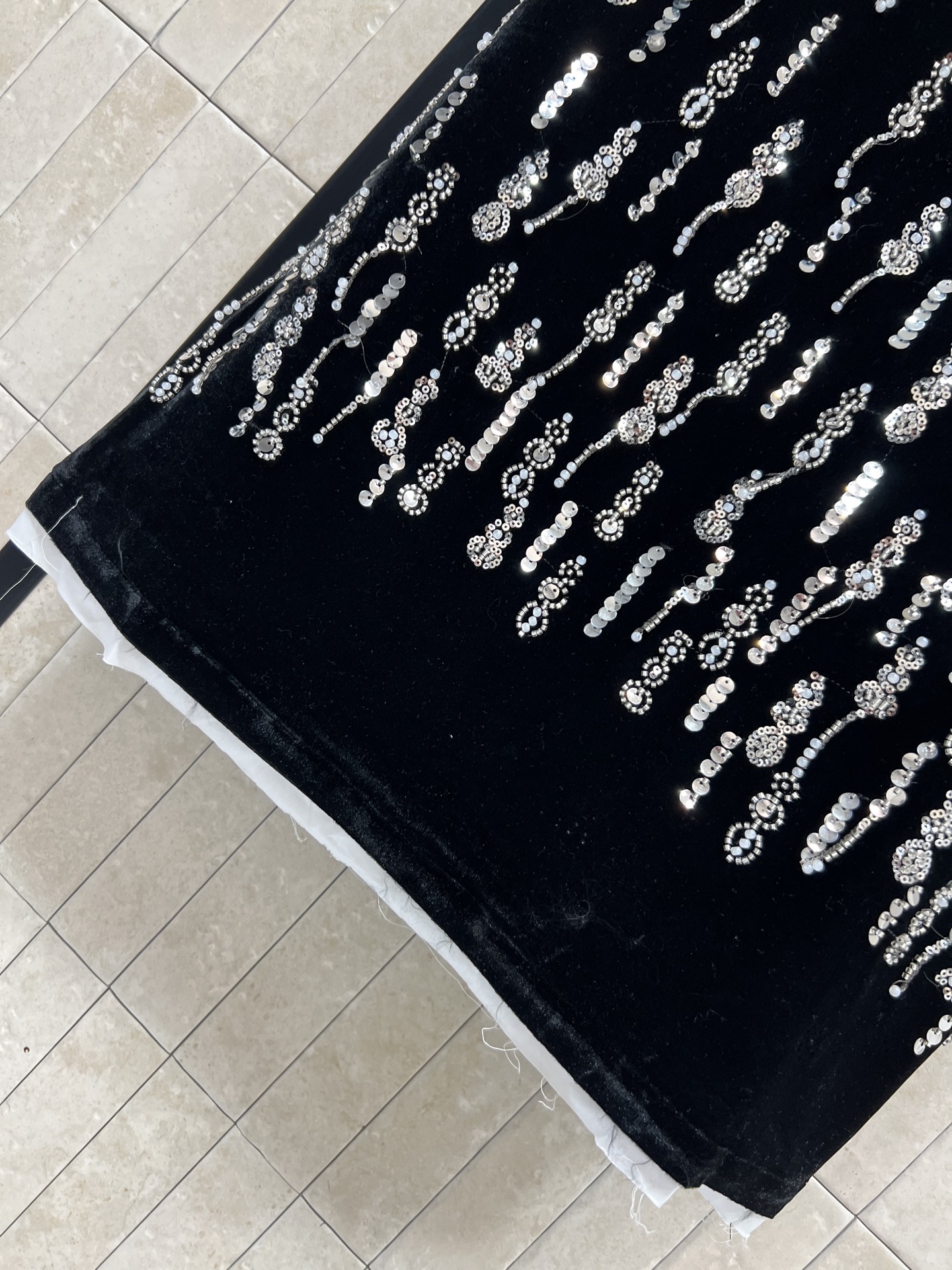 MIU家 26春夏 黑色丝绒珠片刺绣背心连衣裙 柔软有光泽 手工珠片流苏刺绣点缀 复古又精致 可拆卸白色