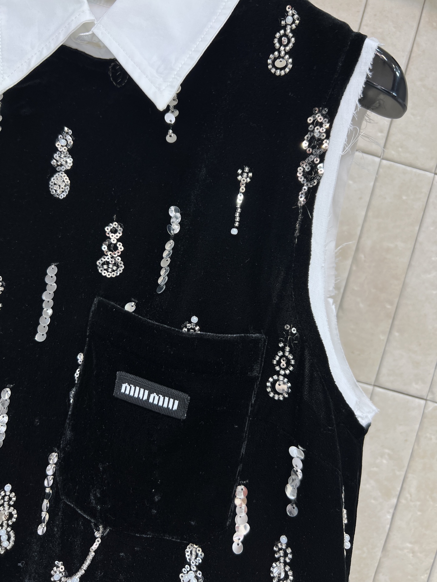 MIU家 26春夏 黑色丝绒珠片刺绣背心连衣裙 柔软有光泽 手工珠片流苏刺绣点缀 复古又精致 可拆卸白色