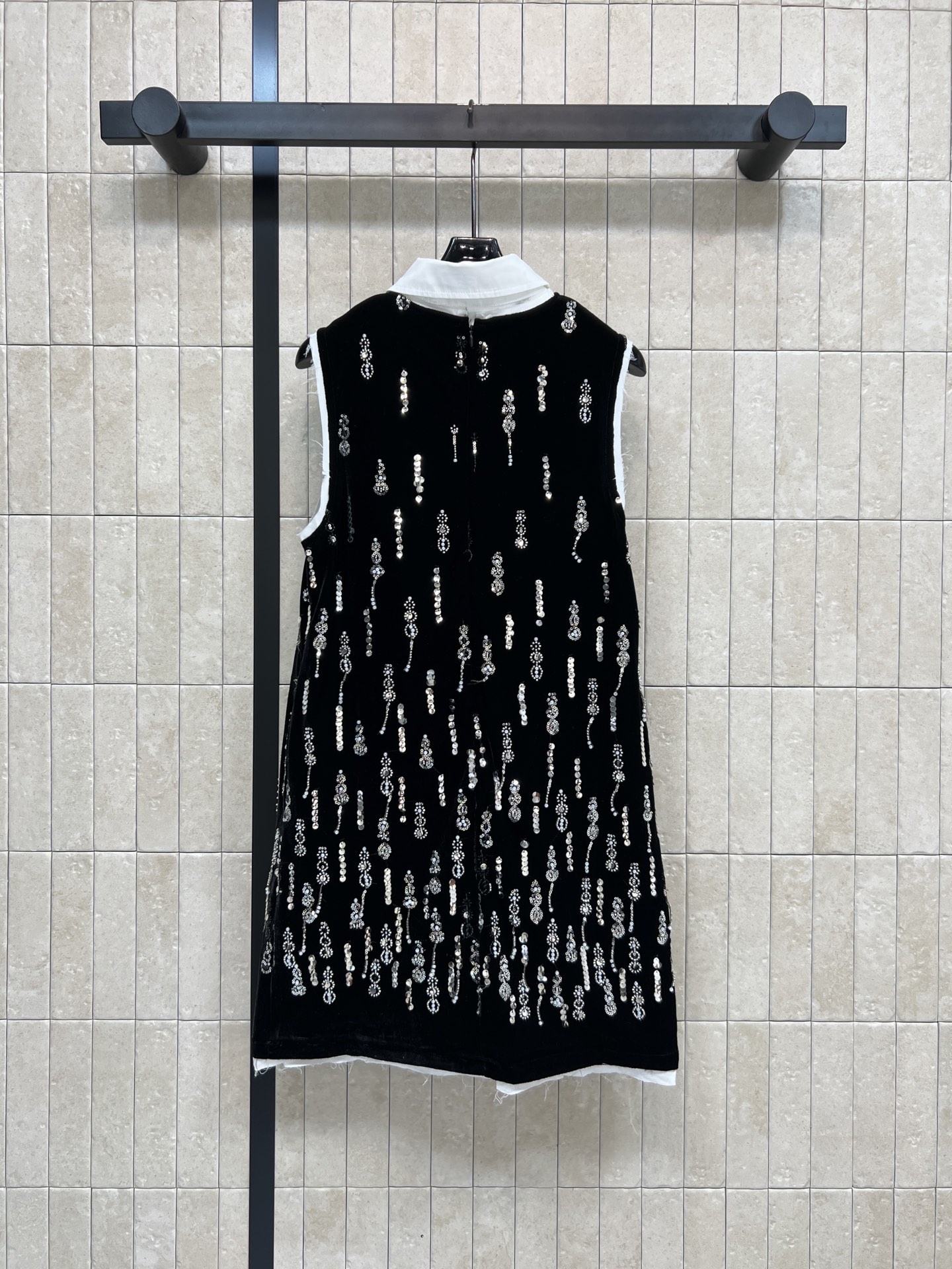 MIU家 26春夏 黑色丝绒珠片刺绣背心连衣裙 柔软有光泽 手工珠片流苏刺绣点缀 复古又精致 可拆卸白色