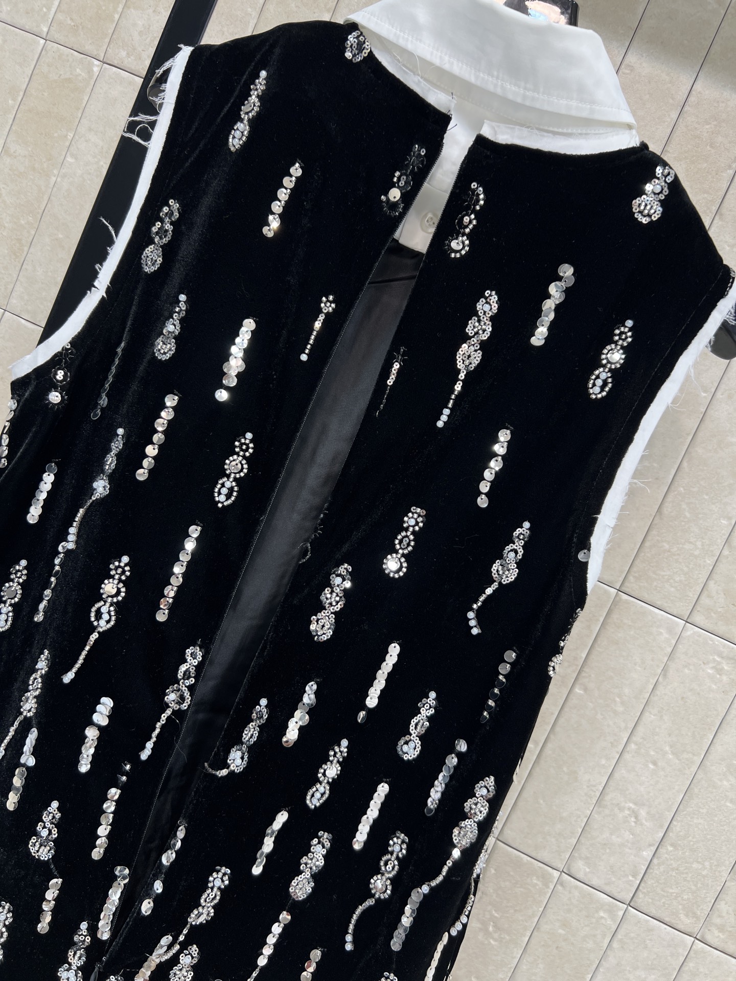 MIU家 26春夏 黑色丝绒珠片刺绣背心连衣裙 柔软有光泽 手工珠片流苏刺绣点缀 复古又精致 可拆卸白色