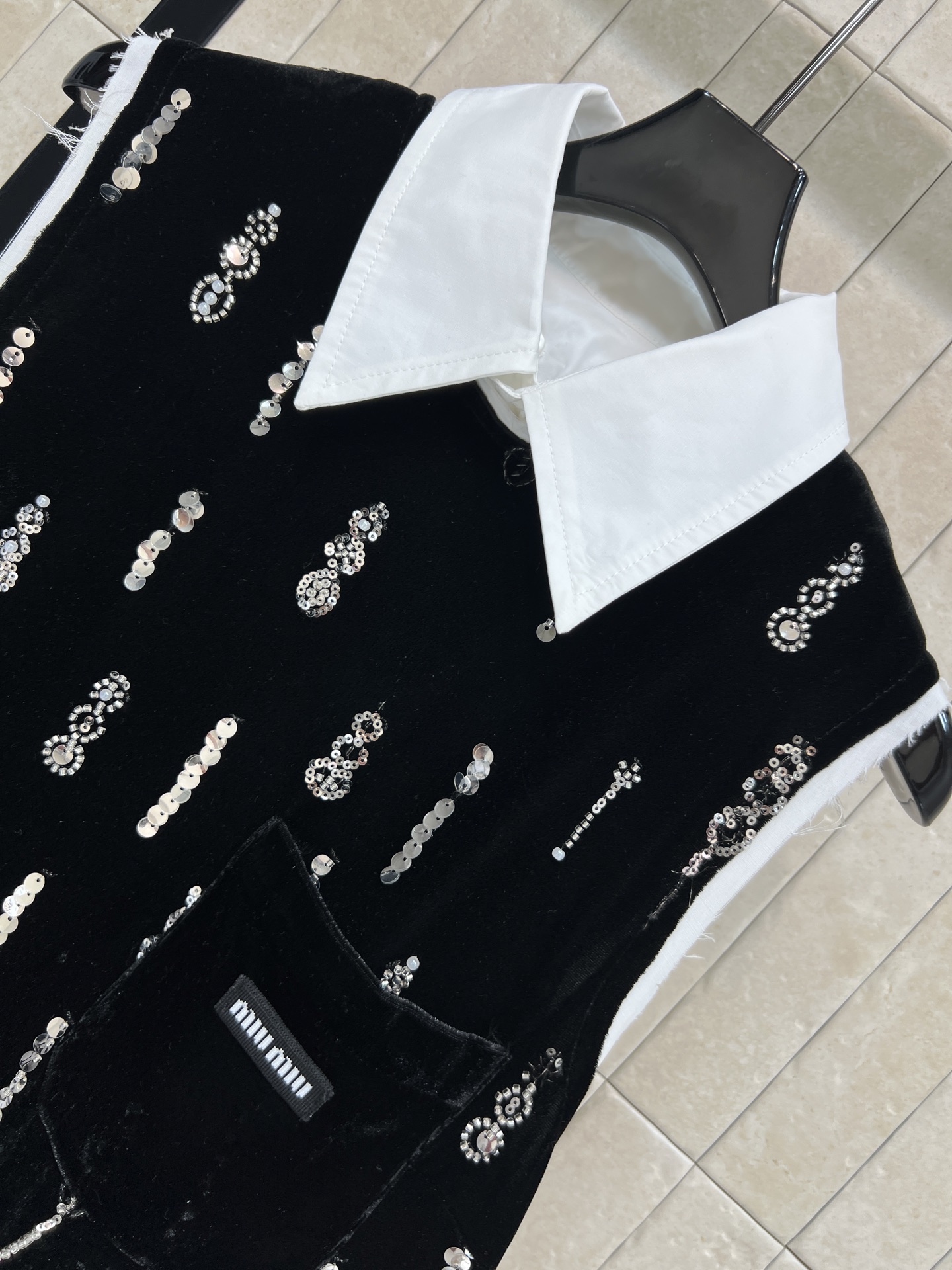 MIU家 26春夏 黑色丝绒珠片刺绣背心连衣裙 柔软有光泽 手工珠片流苏刺绣点缀 复古又精致 可拆卸白色