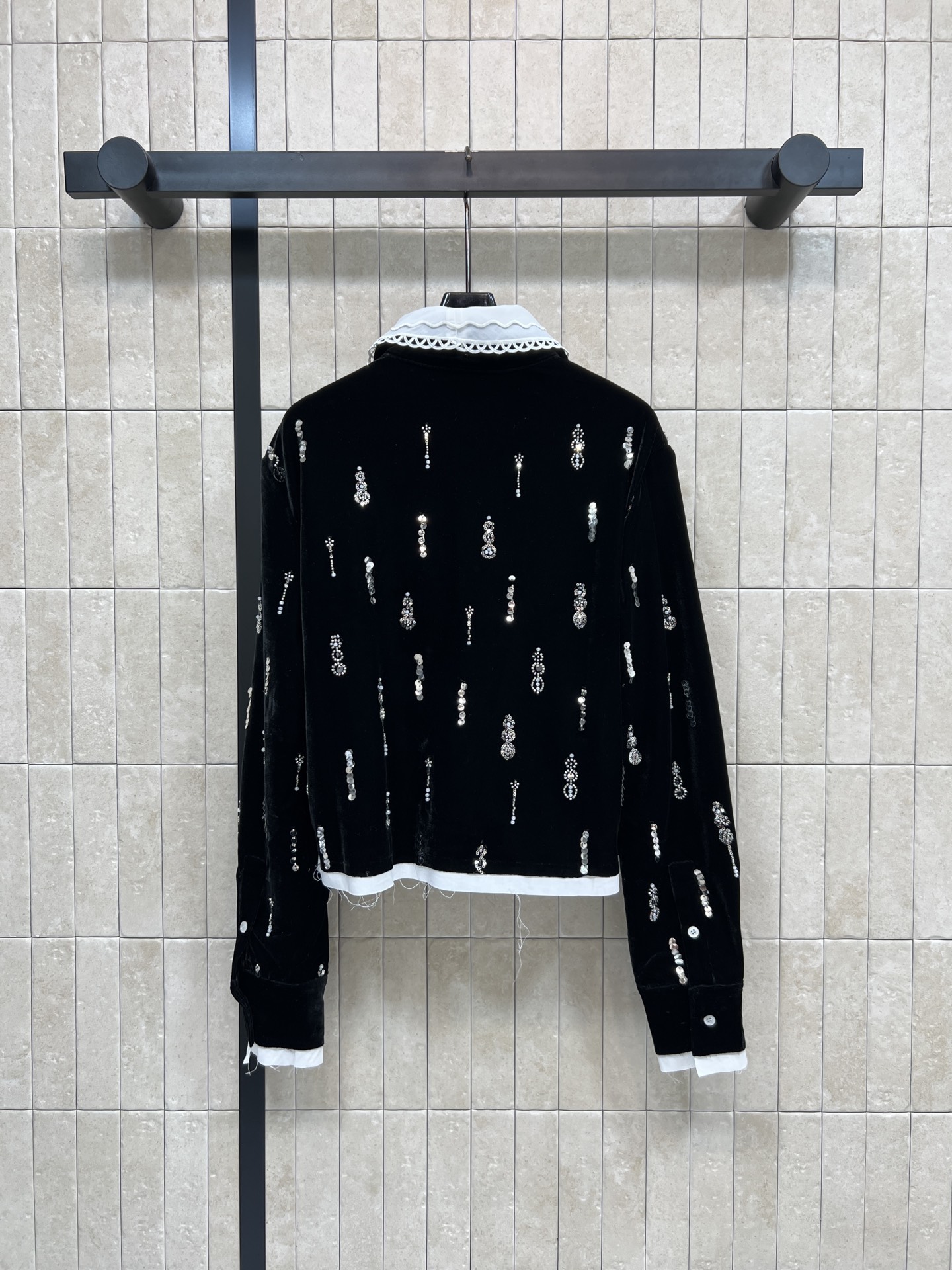 MIU家 26春夏 黑色丝绒珠片刺绣外套 柔软有光泽 手工珠片流苏刺绣点缀 复古又精致 可拆卸白色蕾丝翻
