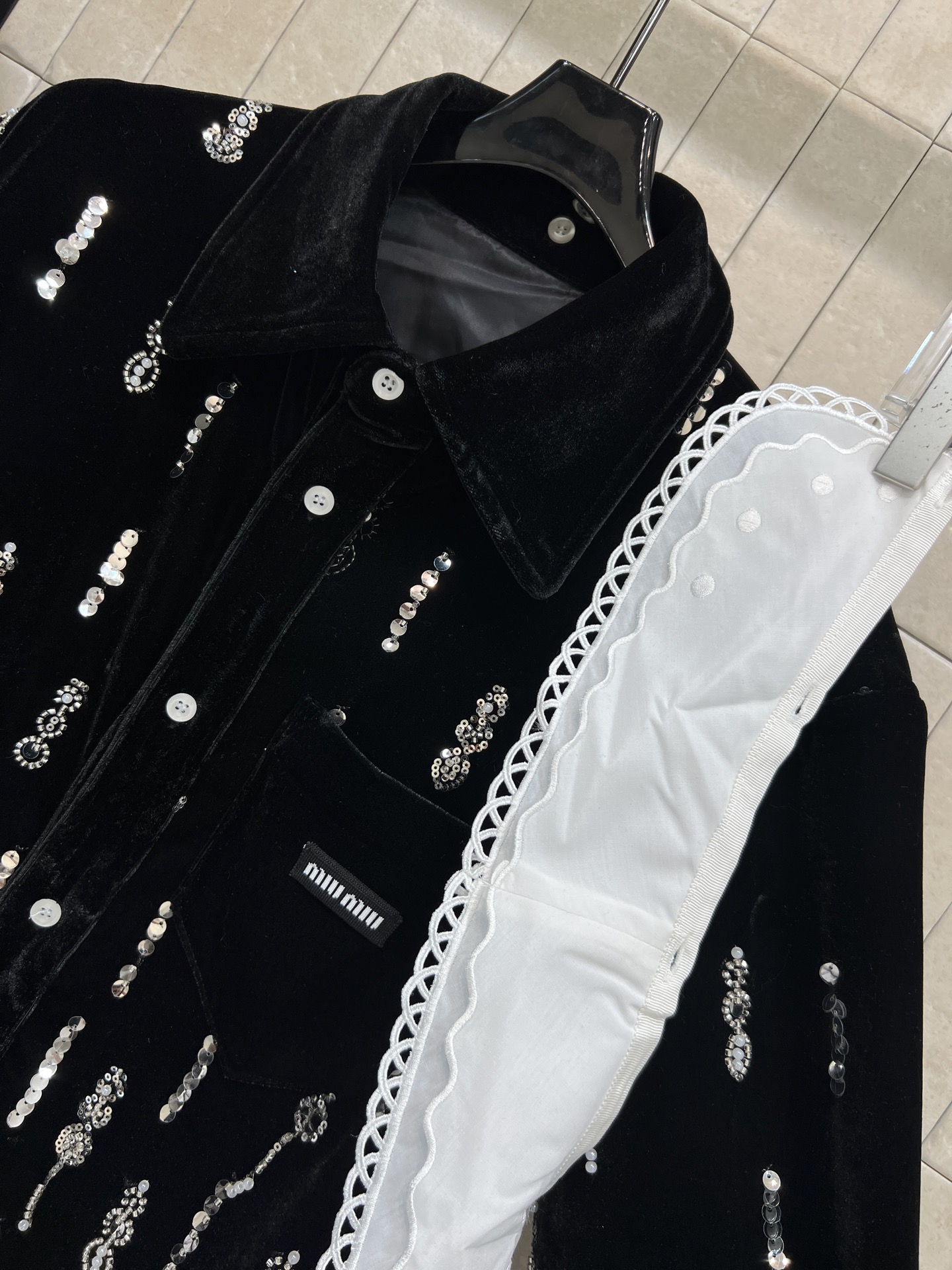 MIU家 26春夏 黑色丝绒珠片刺绣外套 柔软有光泽 手工珠片流苏刺绣点缀 复古又精致 可拆卸白色蕾丝翻