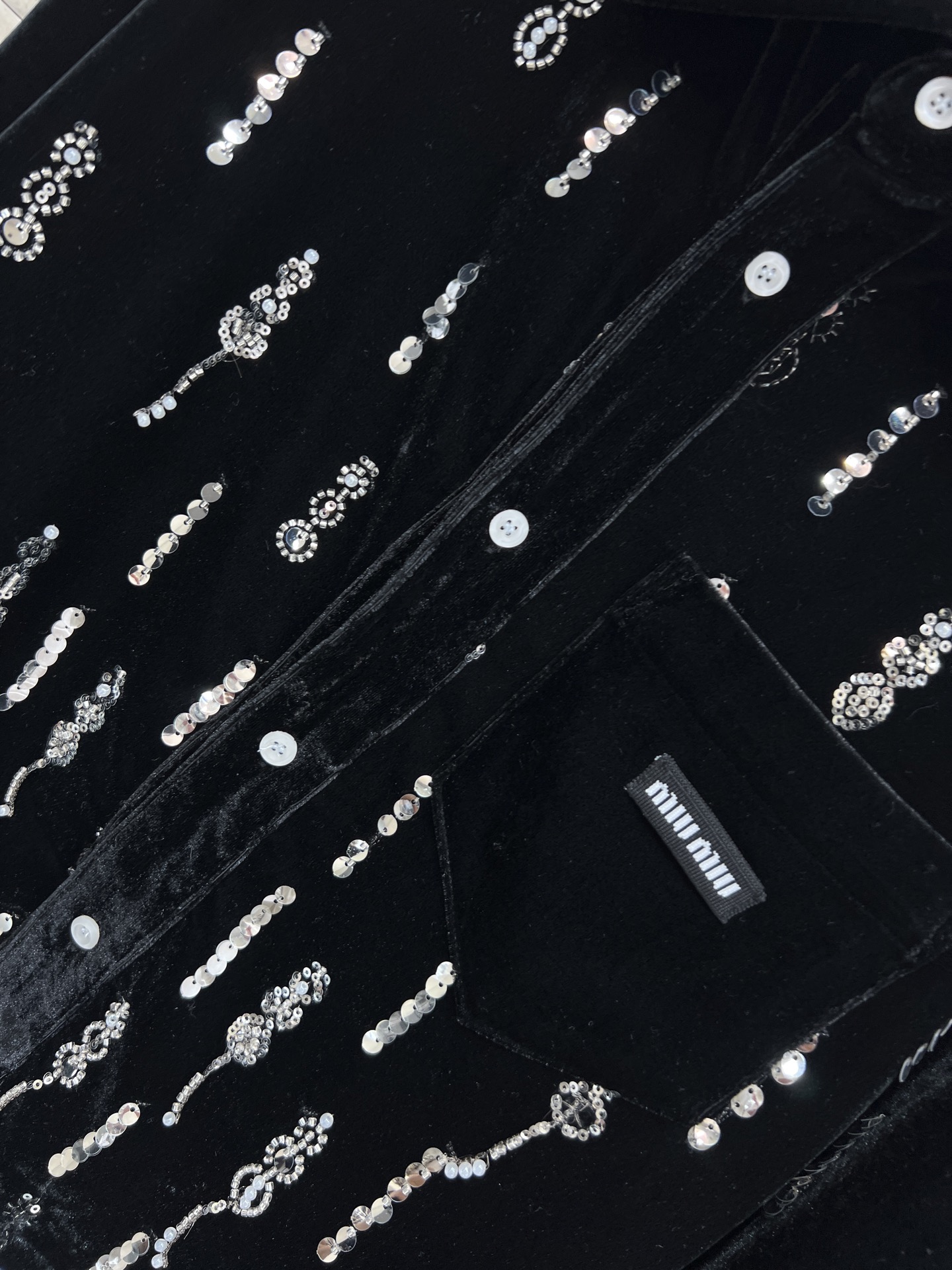 MIU家 26春夏 黑色丝绒珠片刺绣外套 柔软有光泽 手工珠片流苏刺绣点缀 复古又精致 可拆卸白色蕾丝翻