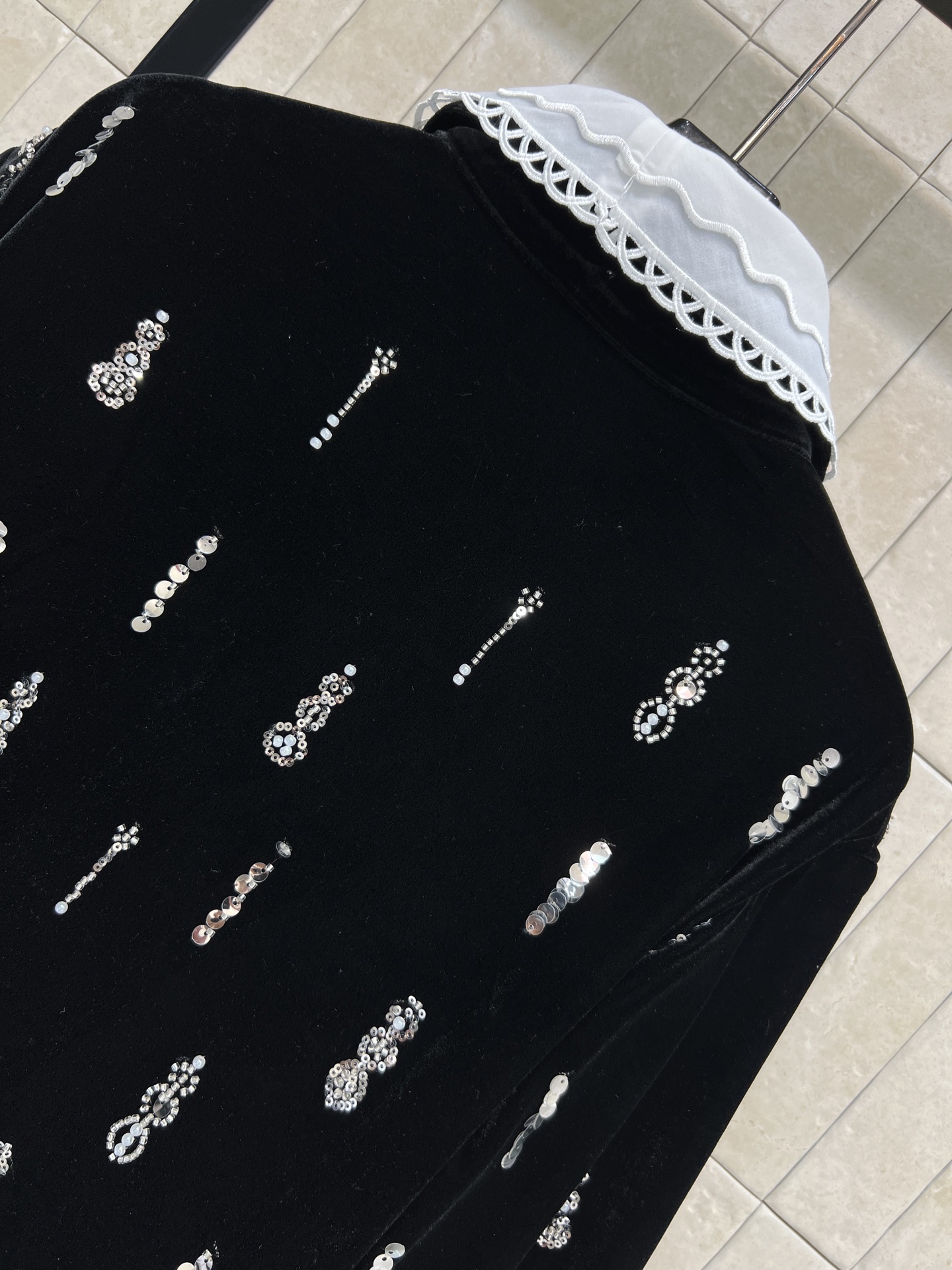 MIU家 26春夏 黑色丝绒珠片刺绣外套 柔软有光泽 手工珠片流苏刺绣点缀 复古又精致 可拆卸白色蕾丝翻