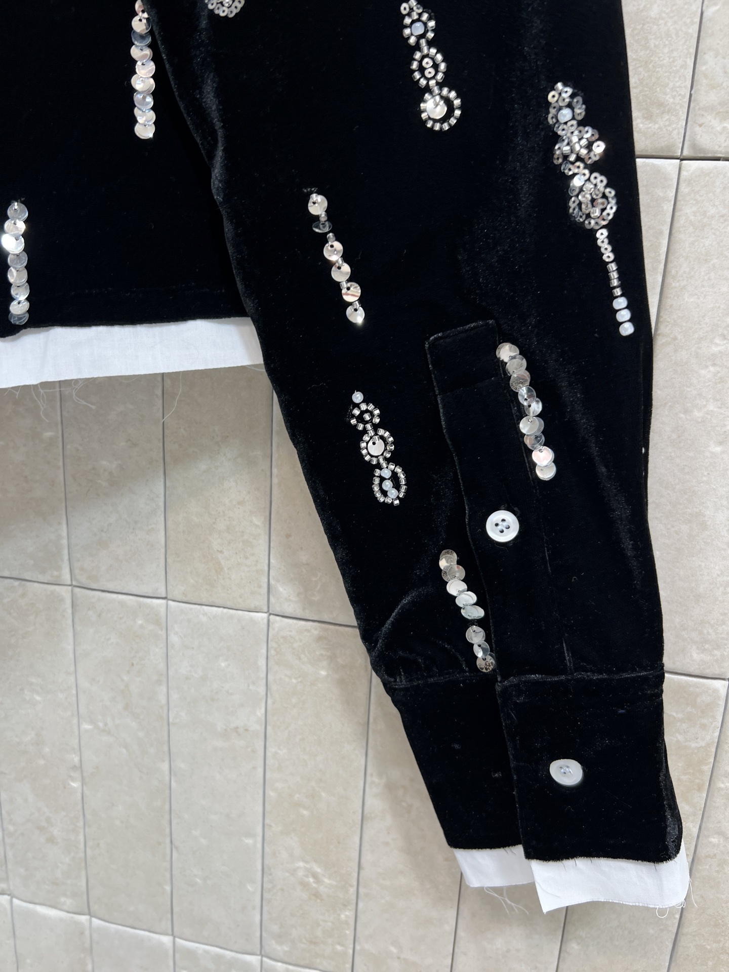 MIU家 26春夏 黑色丝绒珠片刺绣外套 柔软有光泽 手工珠片流苏刺绣点缀 复古又精致 可拆卸白色蕾丝翻