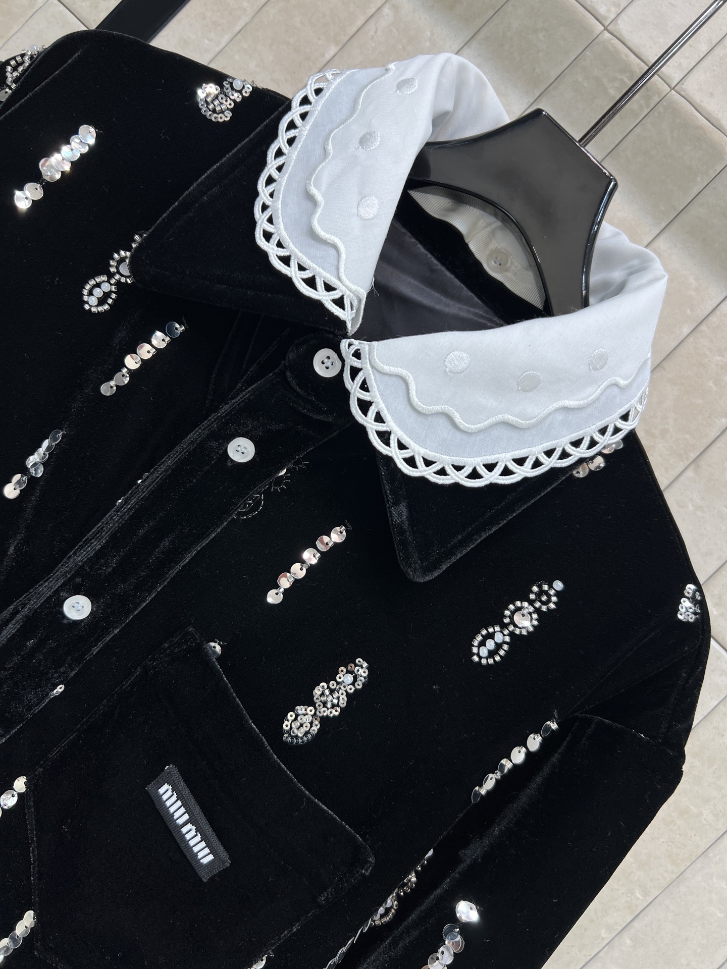 MIU家 26春夏 黑色丝绒珠片刺绣外套 柔软有光泽 手工珠片流苏刺绣点缀 复古又精致 可拆卸白色蕾丝翻