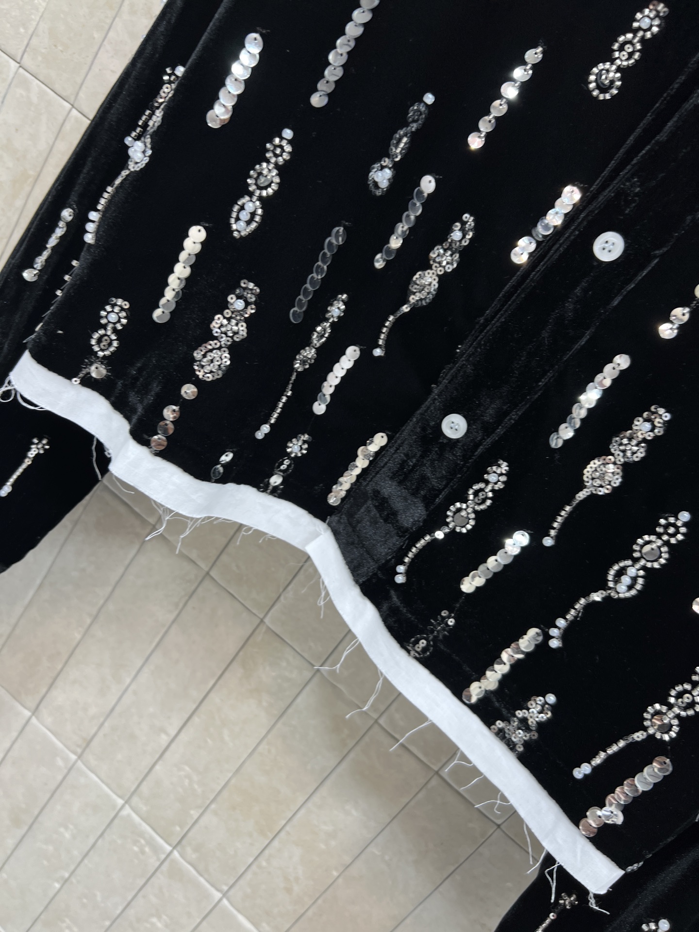 MIU家 26春夏 黑色丝绒珠片刺绣外套 柔软有光泽 手工珠片流苏刺绣点缀 复古又精致 可拆卸白色蕾丝翻