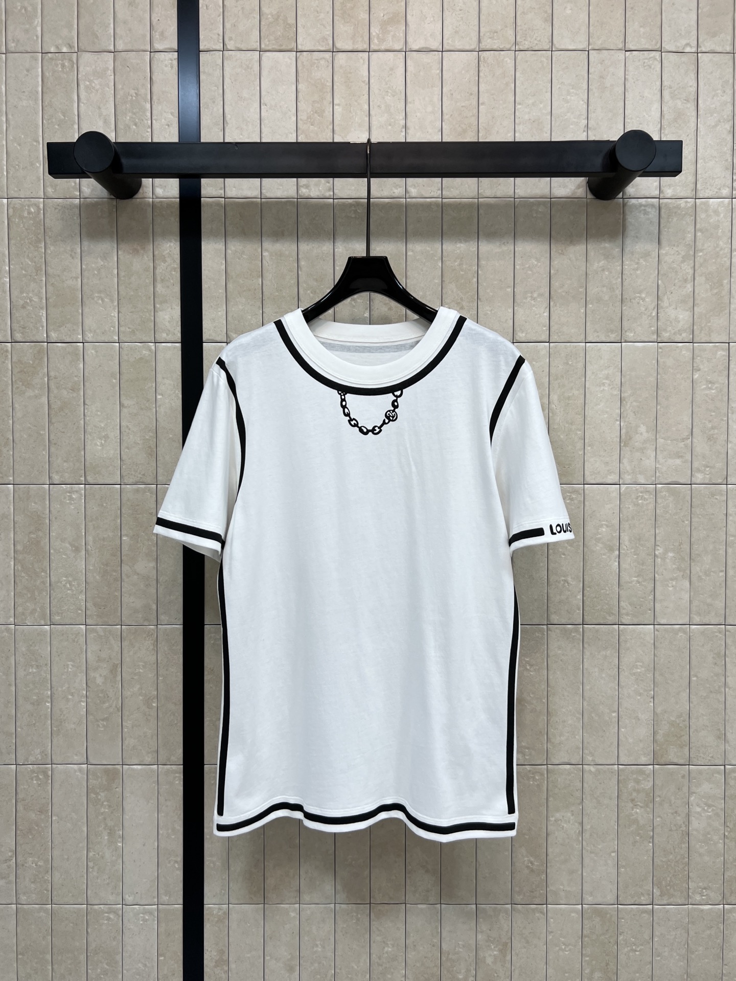 NO:759704,L's new spring and summer 26 white short-sleeved T-shirt, simple design + black trim, classic contrasting colors, super recognizable!  High-quality cotton material, soft and breathable, super comfortable to wear in spring and summer. Chain print details on the chest. Logo on the cuffs. Full of brand feel. Loose fit. It can be worn alone or layered. It goes well with jeans and casual pants. It is easy to get high street fashion wear. Size/S-M-L-XL, Louis Vuitton, jeans, T-shirt, tees, t-shirt,19860909L家 26春夏新款 白色短袖T恤 简约设计+黑色边饰 经典撞色超有辨识度！高品质棉料 柔软透气 春夏穿超舒服胸前链条印花细节 袖口logo字样 品牌感满满 宽松版型 单穿or内搭都OK 搭配牛仔裤、休闲裤都很出彩 轻松get高街时尚穿搭一色四码Size/S-M-L- XL,,louis vuitton,jeans,T-shirt,tees，t-shirt,,Women's clothing