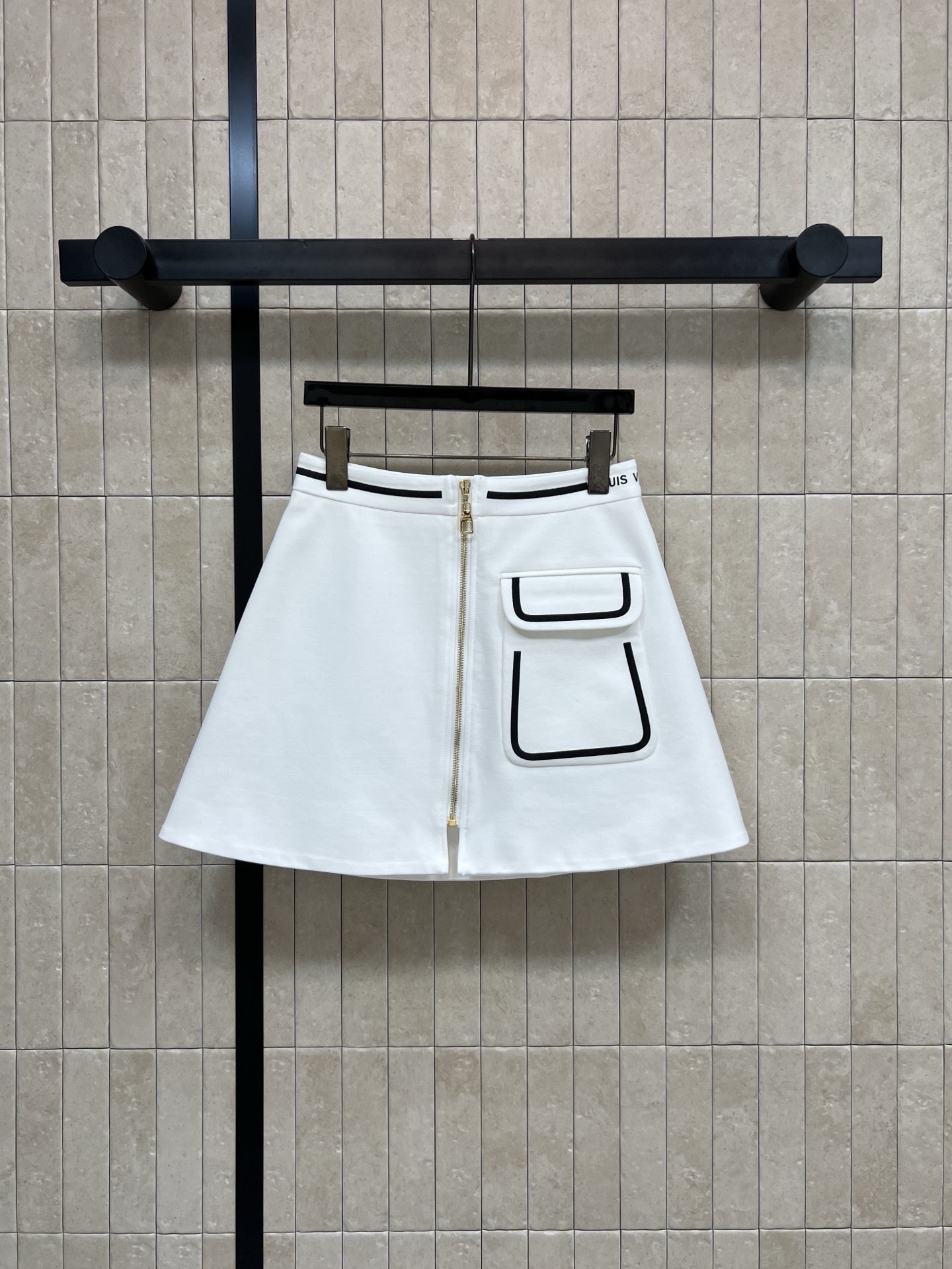 NO:759698,L's new spring and summer 26 white A-line skirt, simple and detailed!  Front metal zipper + black line decoration. Single pocket decorative design is super layered. High-quality fabric. Comfortable and crisp to wear. Can be easily used for daily commuting and leisure.19860909L家 26春夏新款 白色A字短裙 简约又有细节感！正面金属拉链+黑色线条装饰 单口袋装饰设计超有层次感 高品质面料 穿着舒适又挺括 日常通勤、休闲都能轻松驾驭 A字版型修饰腿型 搭配衬衫、针织或T恤都很OK 轻松切换多种风格~ 一色四码Size/S-M-L- XL,,louis vuitton,skirts,shirts,tees，t-shirt,,Women's clothing