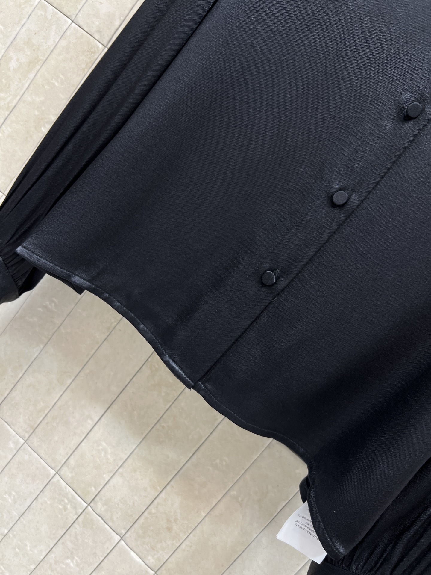 G家 26春夏新款 飘带荷叶边领黑色衬衫 随意系结的飘带搭配 穿上自带优雅气质 荷叶边领+飘带设计 复古