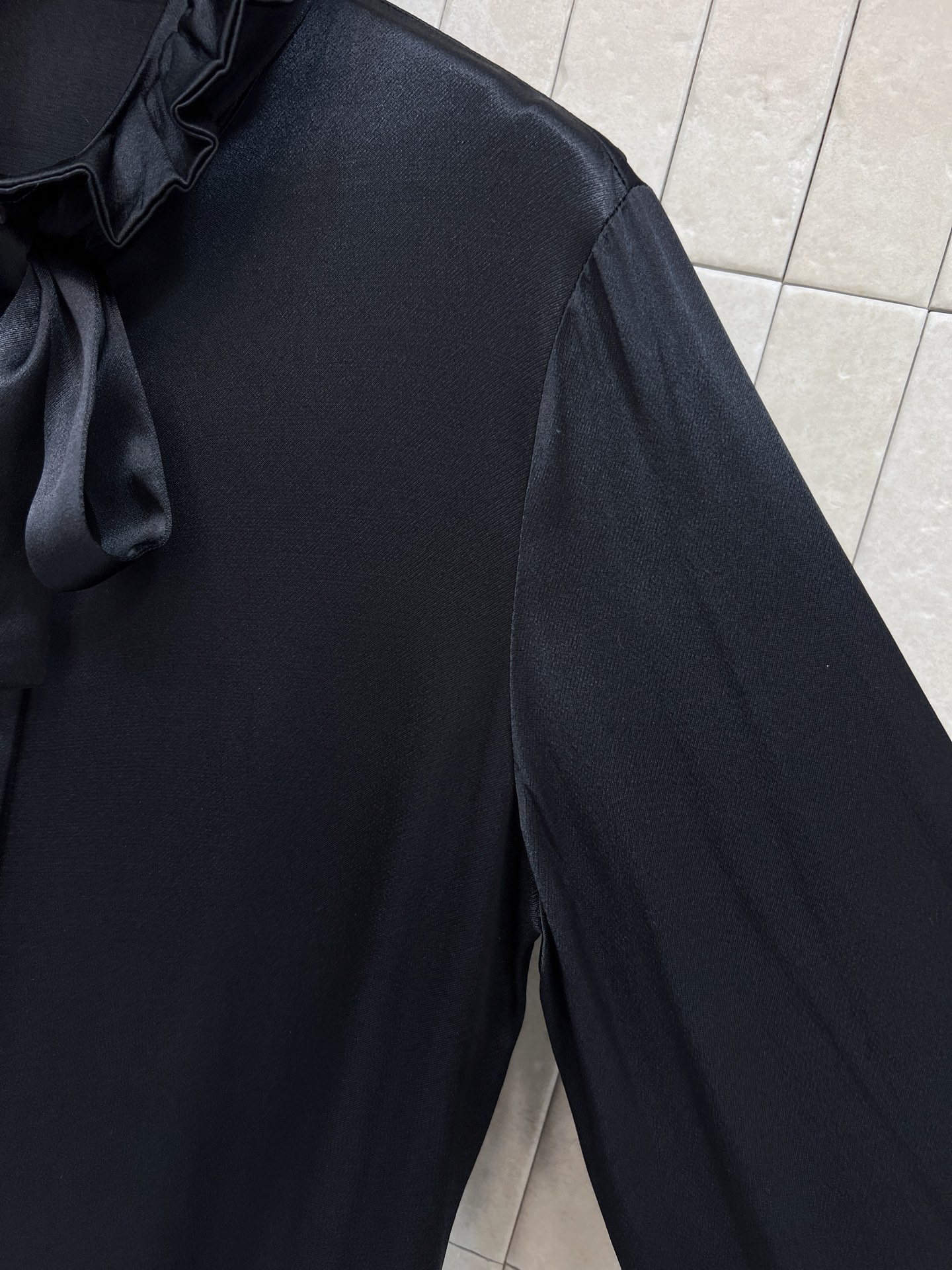 G家 26春夏新款 飘带荷叶边领黑色衬衫 随意系结的飘带搭配 穿上自带优雅气质 荷叶边领+飘带设计 复古