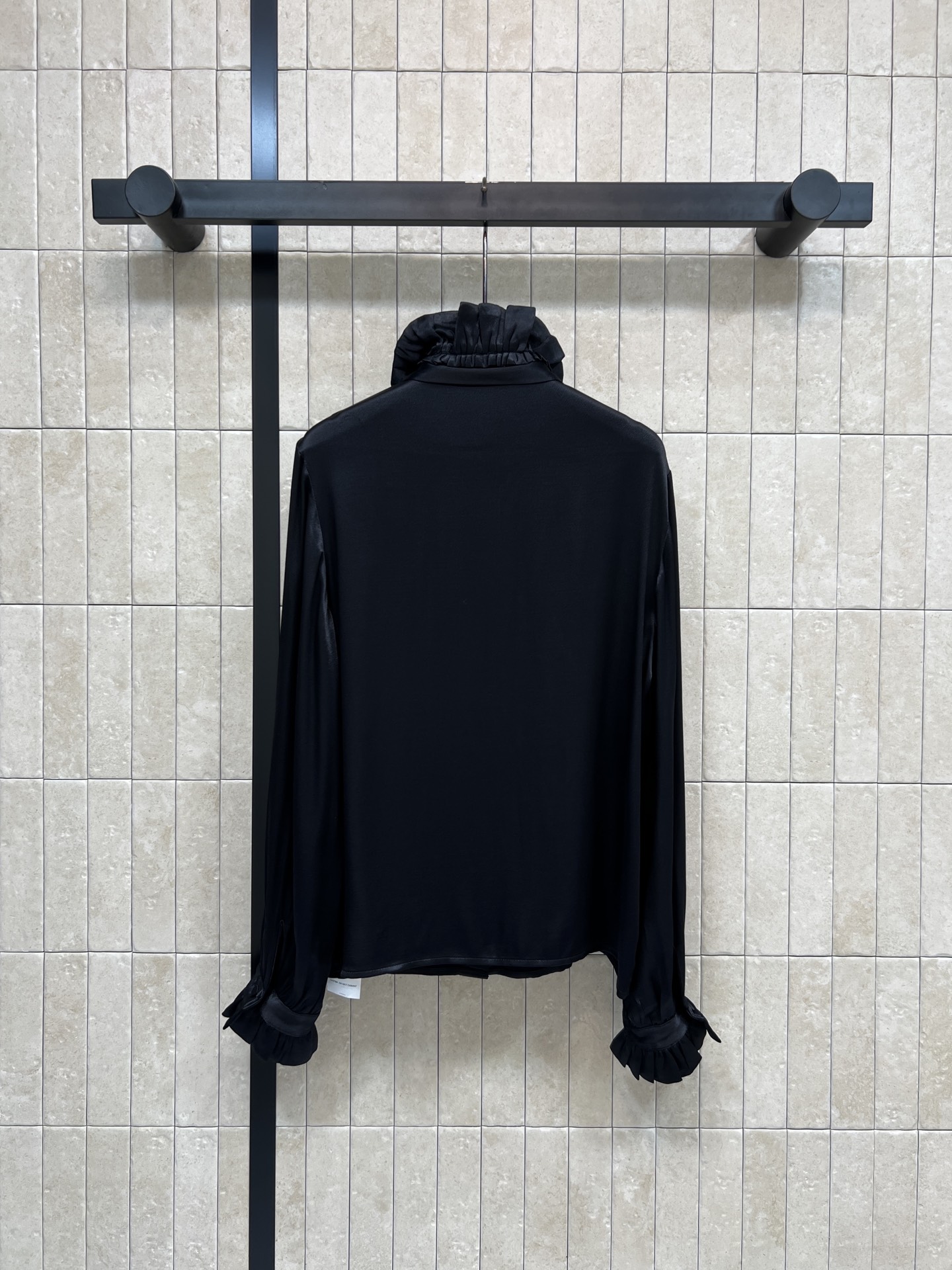 G家 26春夏新款 飘带荷叶边领黑色衬衫 随意系结的飘带搭配 穿上自带优雅气质 荷叶边领+飘带设计 复古