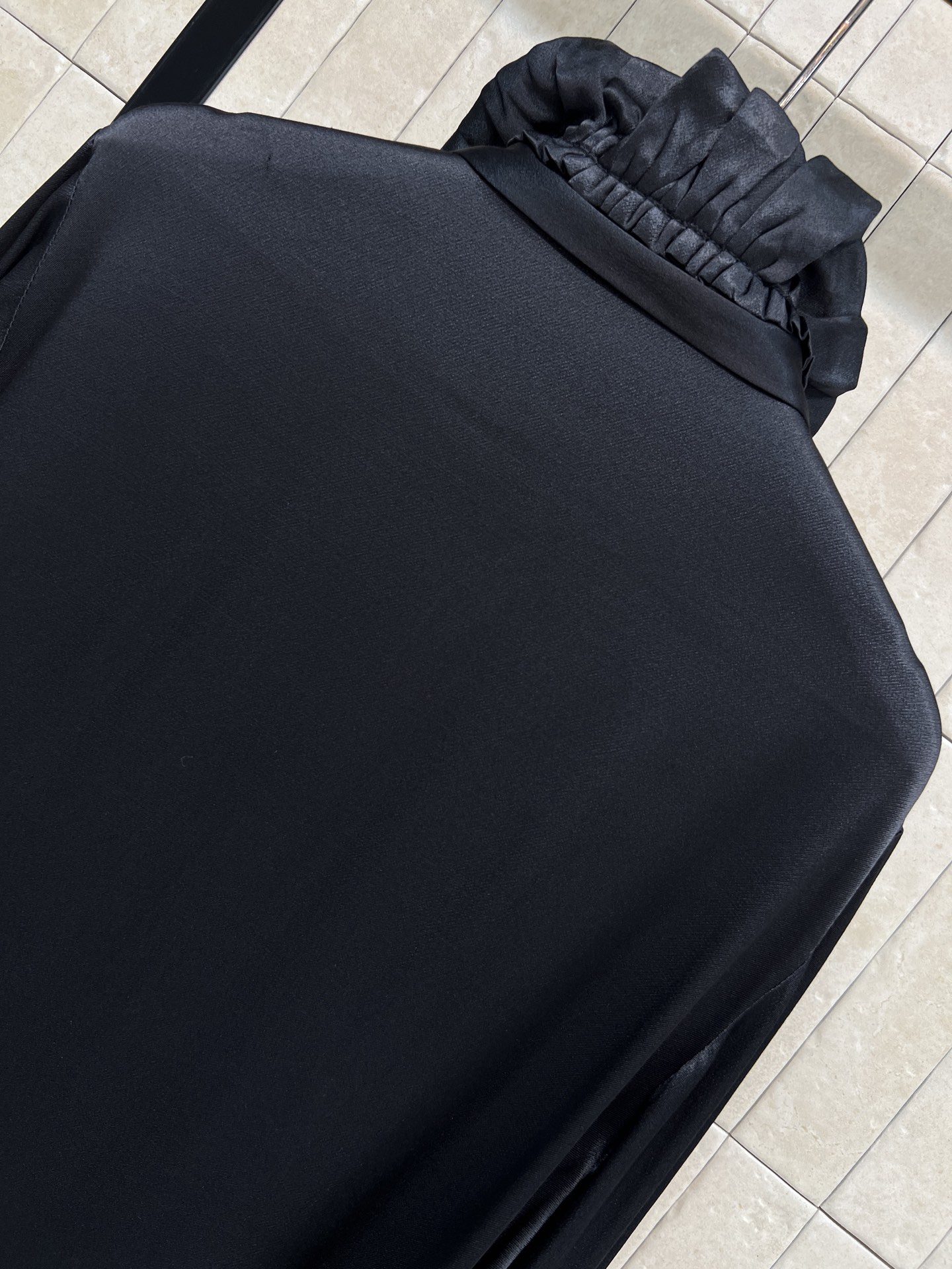 G家 26春夏新款 飘带荷叶边领黑色衬衫 随意系结的飘带搭配 穿上自带优雅气质 荷叶边领+飘带设计 复古