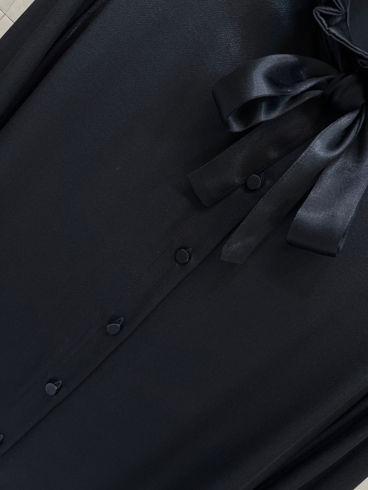 G家 26春夏新款 飘带荷叶边领黑色衬衫 随意系结的飘带搭配 穿上自带优雅气质 荷叶边领+飘带设计 复古