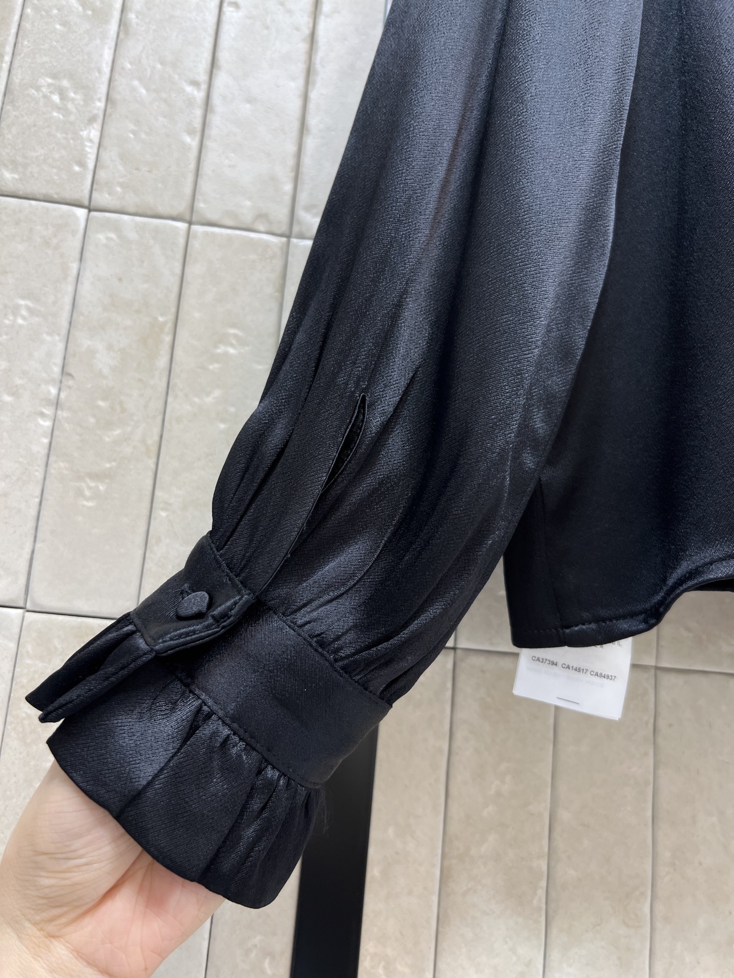 G家 26春夏新款 飘带荷叶边领黑色衬衫 随意系结的飘带搭配 穿上自带优雅气质 荷叶边领+飘带设计 复古