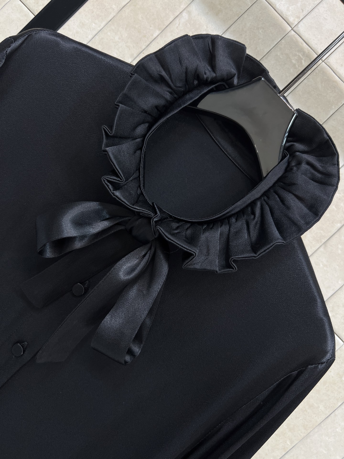 G家 26春夏新款 飘带荷叶边领黑色衬衫 随意系结的飘带搭配 穿上自带优雅气质 荷叶边领+飘带设计 复古