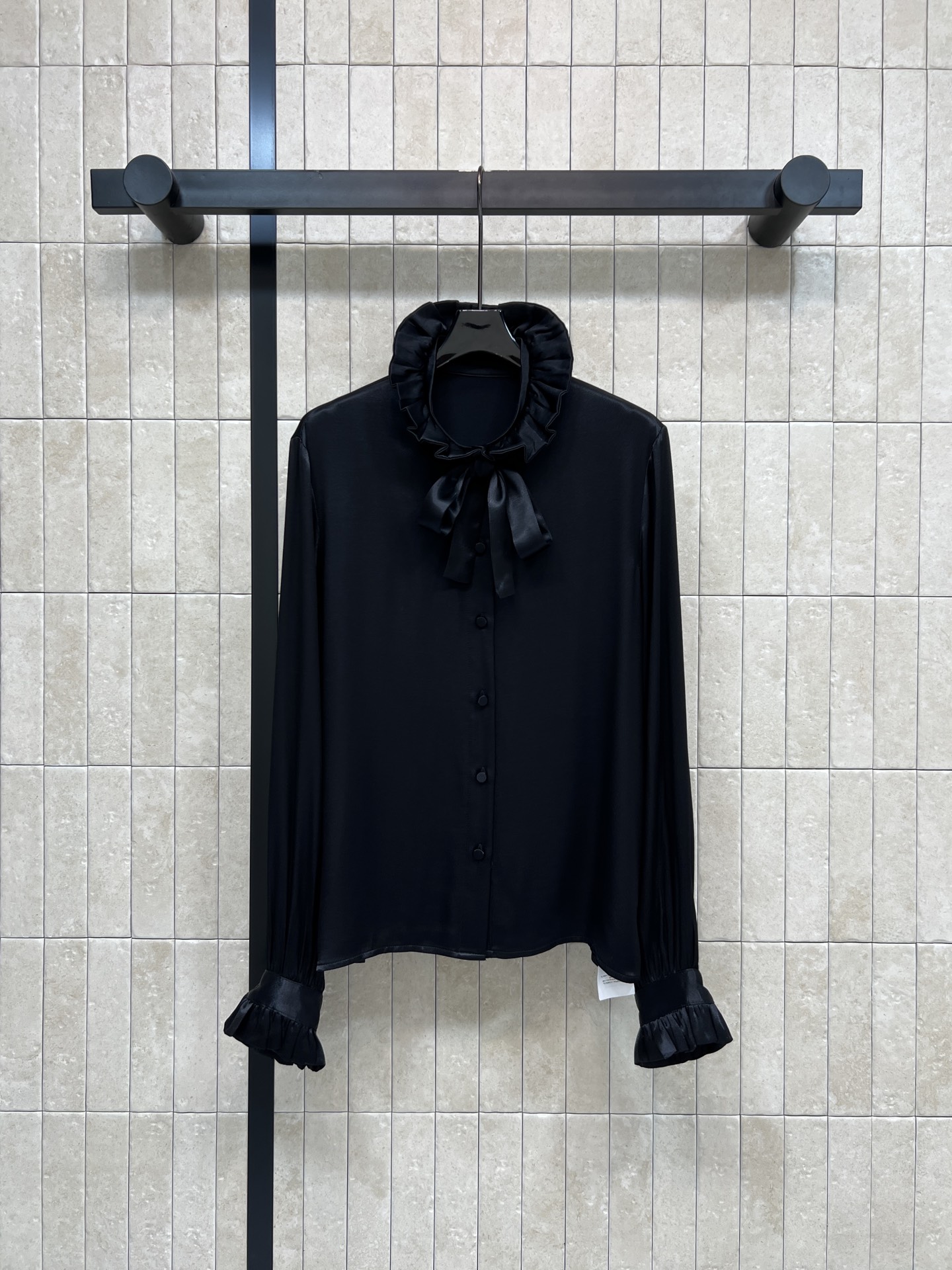 G家 26春夏新款 飘带荷叶边领黑色衬衫 随意系结的飘带搭配 穿上自带优雅气质 荷叶边领+飘带设计 复古