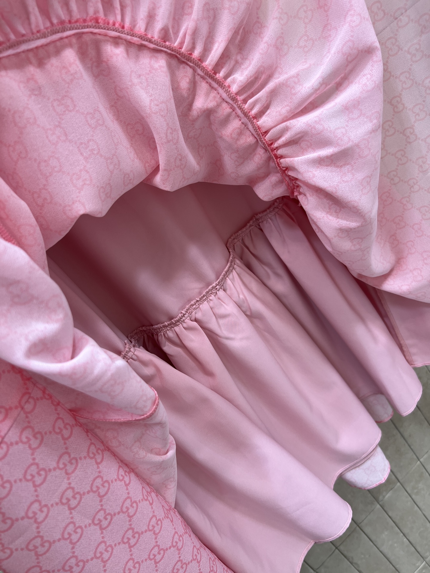 G家 26春夏新款 粉色GG提花半身裙 高腰A字版型 穿脱超方便！裙身GG提花面料 裙摆荷叶边设计 层次