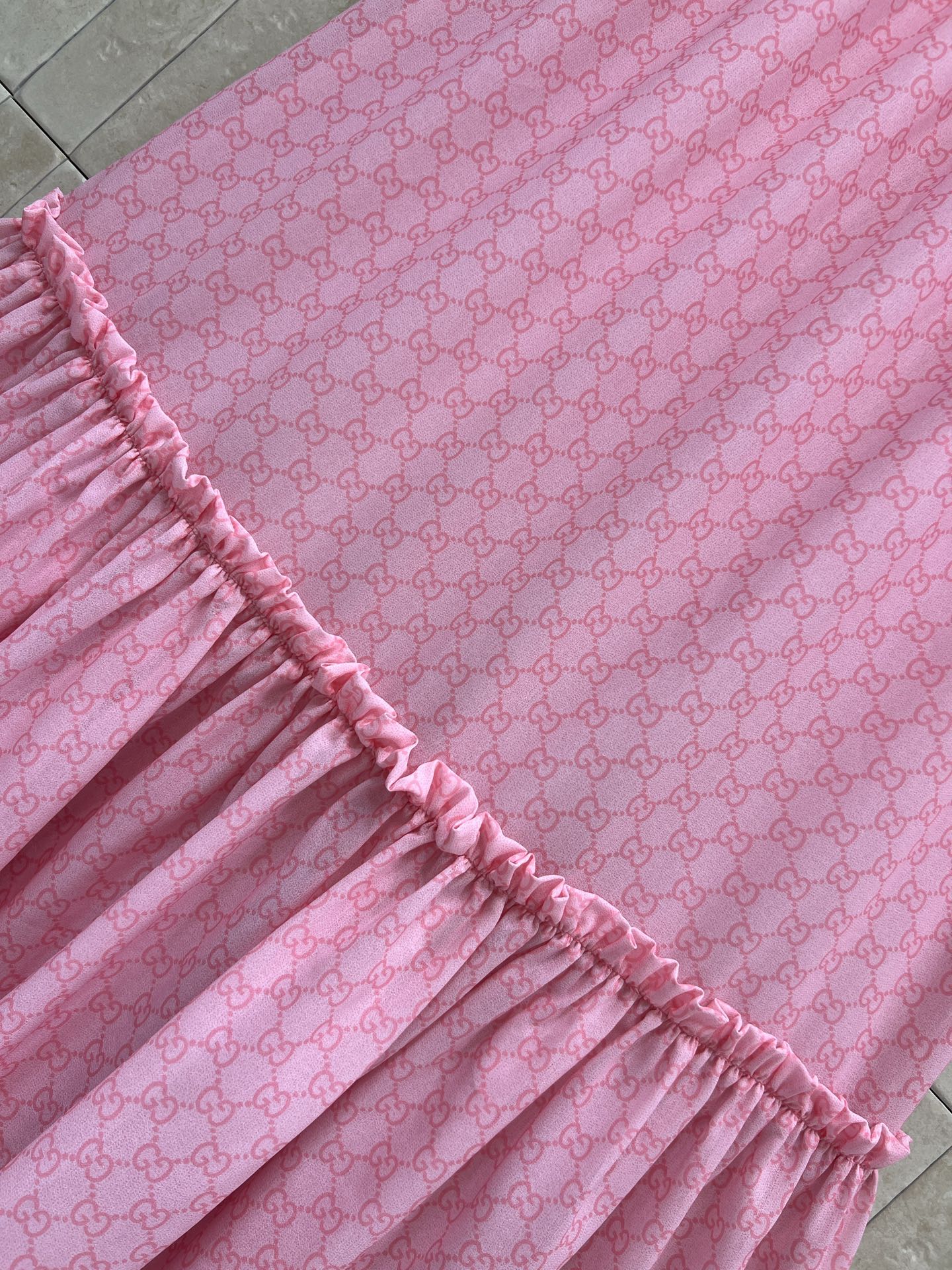 G家 26春夏新款 粉色GG提花半身裙 高腰A字版型 穿脱超方便！裙身GG提花面料 裙摆荷叶边设计 层次