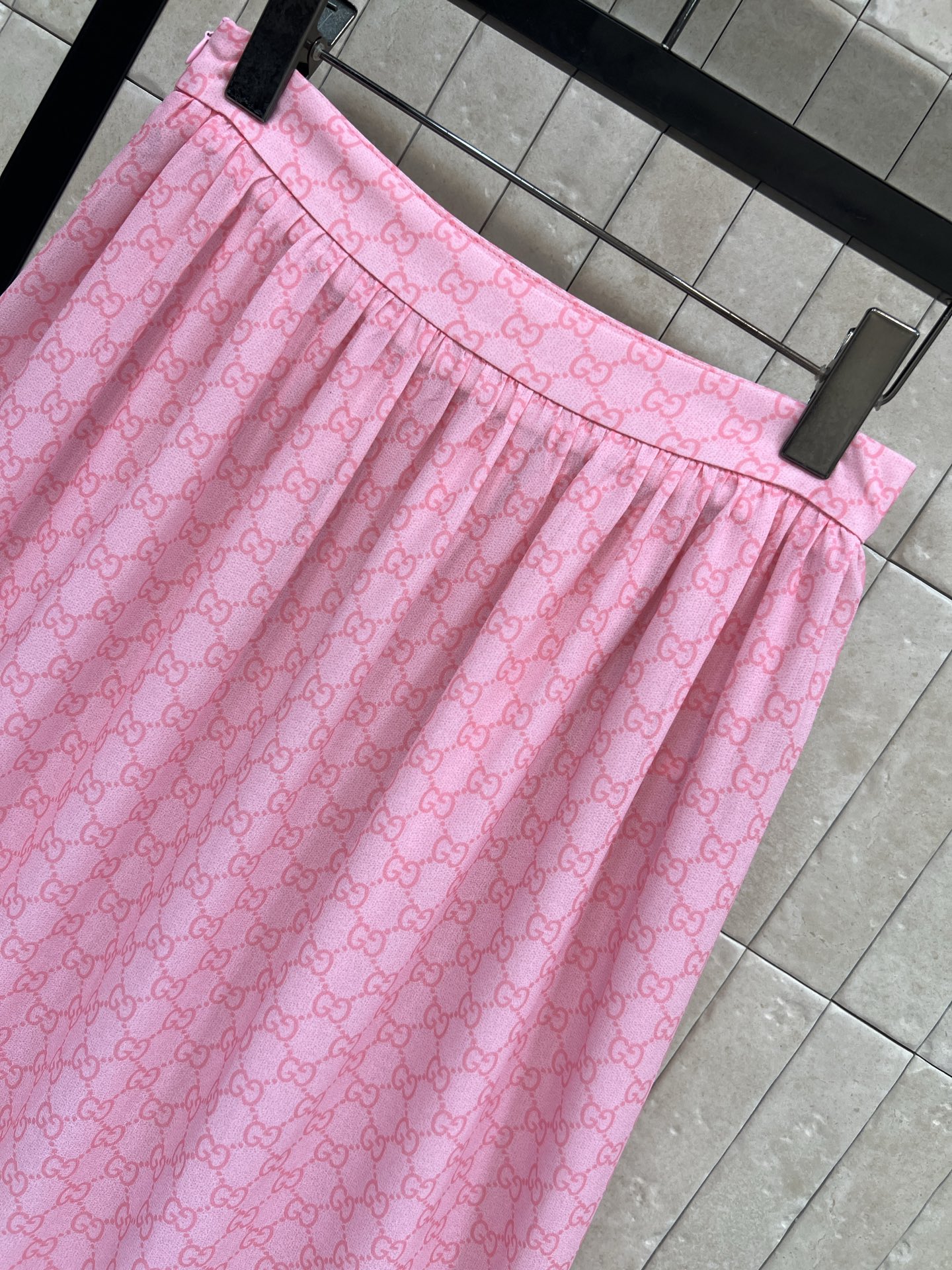 G家 26春夏新款 粉色GG提花半身裙 高腰A字版型 穿脱超方便！裙身GG提花面料 裙摆荷叶边设计 层次