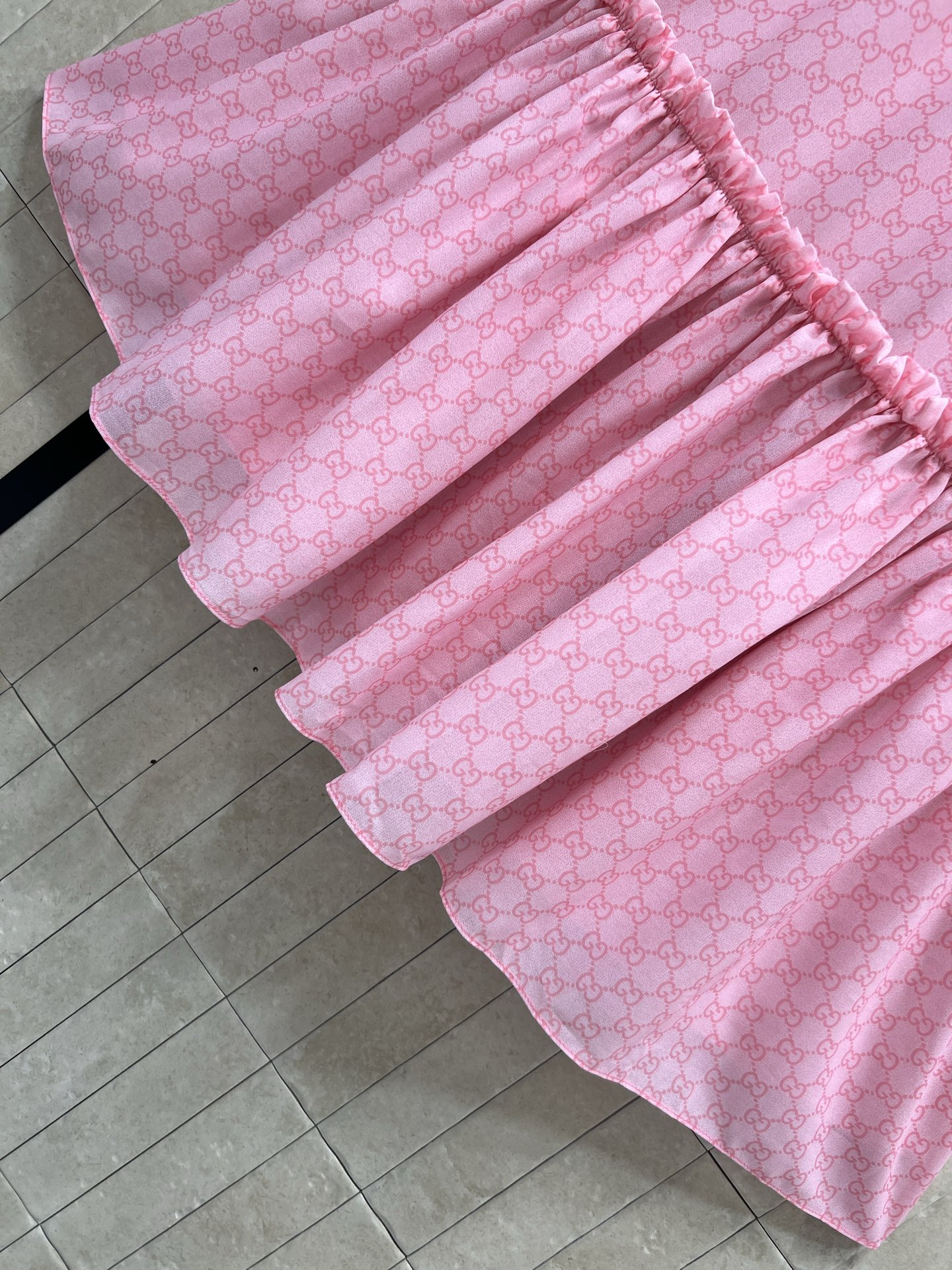 G家 26春夏新款 粉色GG提花半身裙 高腰A字版型 穿脱超方便！裙身GG提花面料 裙摆荷叶边设计 层次