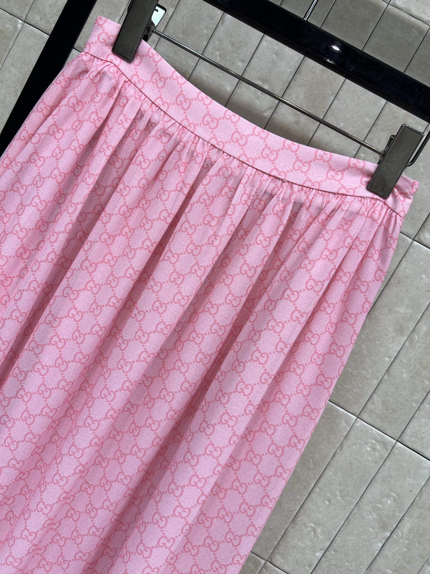 G家 26春夏新款 粉色GG提花半身裙 高腰A字版型 穿脱超方便！裙身GG提花面料 裙摆荷叶边设计 层次