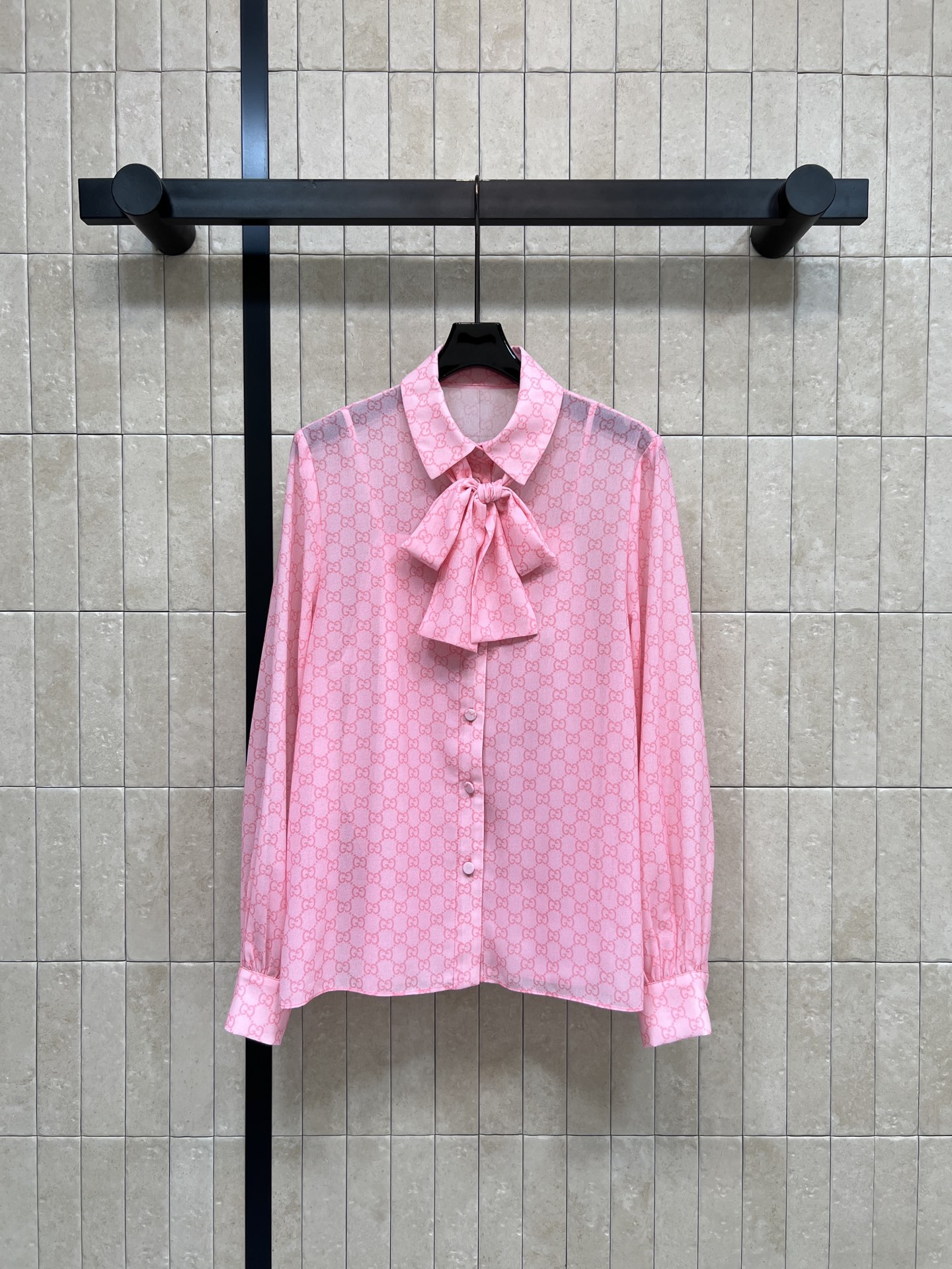 G家 26春夏新款 粉色GG提花飘带衬衫 内搭吊带内衬两件套 定制粉色GG提花面料 轻薄透气 法式浪漫风