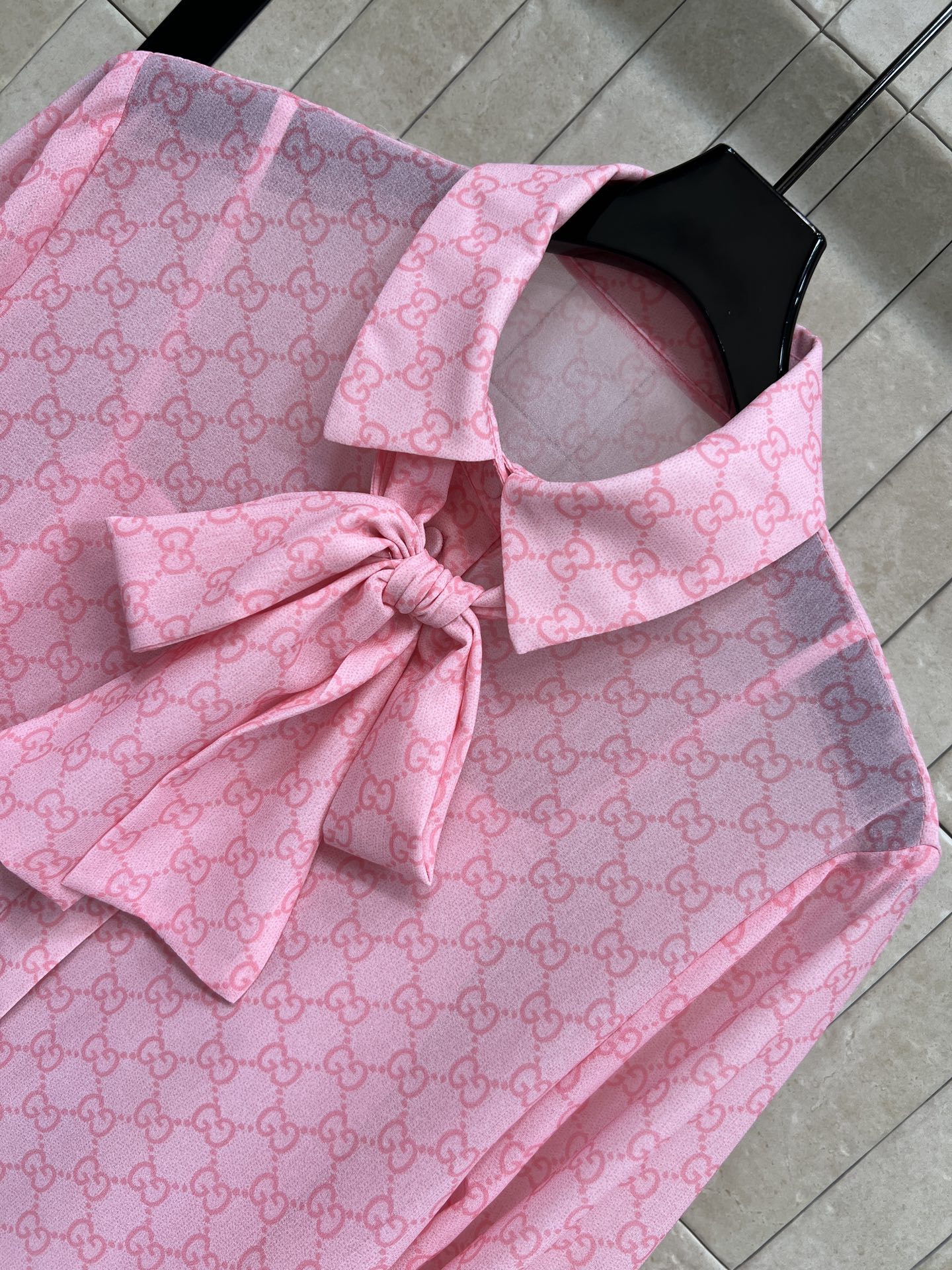 G家 26春夏新款 粉色GG提花飘带衬衫 内搭吊带内衬两件套 定制粉色GG提花面料 轻薄透气 法式浪漫风