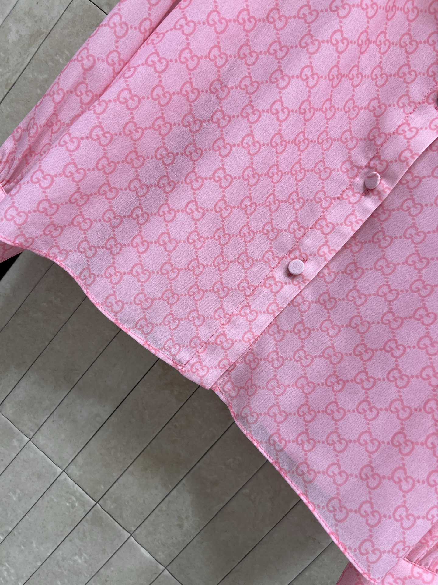 G家 26春夏新款 粉色GG提花飘带衬衫 内搭吊带内衬两件套 定制粉色GG提花面料 轻薄透气 法式浪漫风