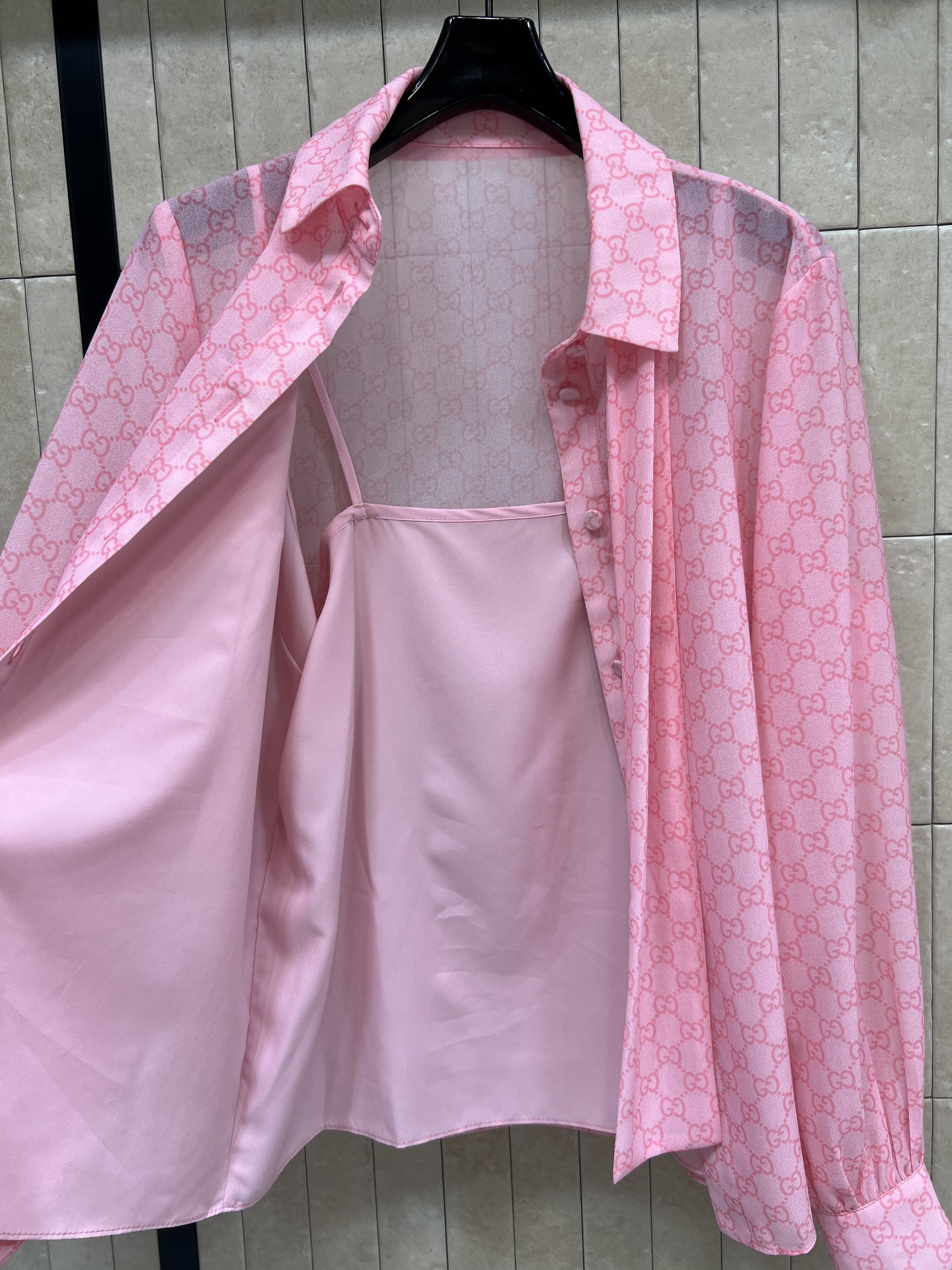 G家 26春夏新款 粉色GG提花飘带衬衫 内搭吊带内衬两件套 定制粉色GG提花面料 轻薄透气 法式浪漫风