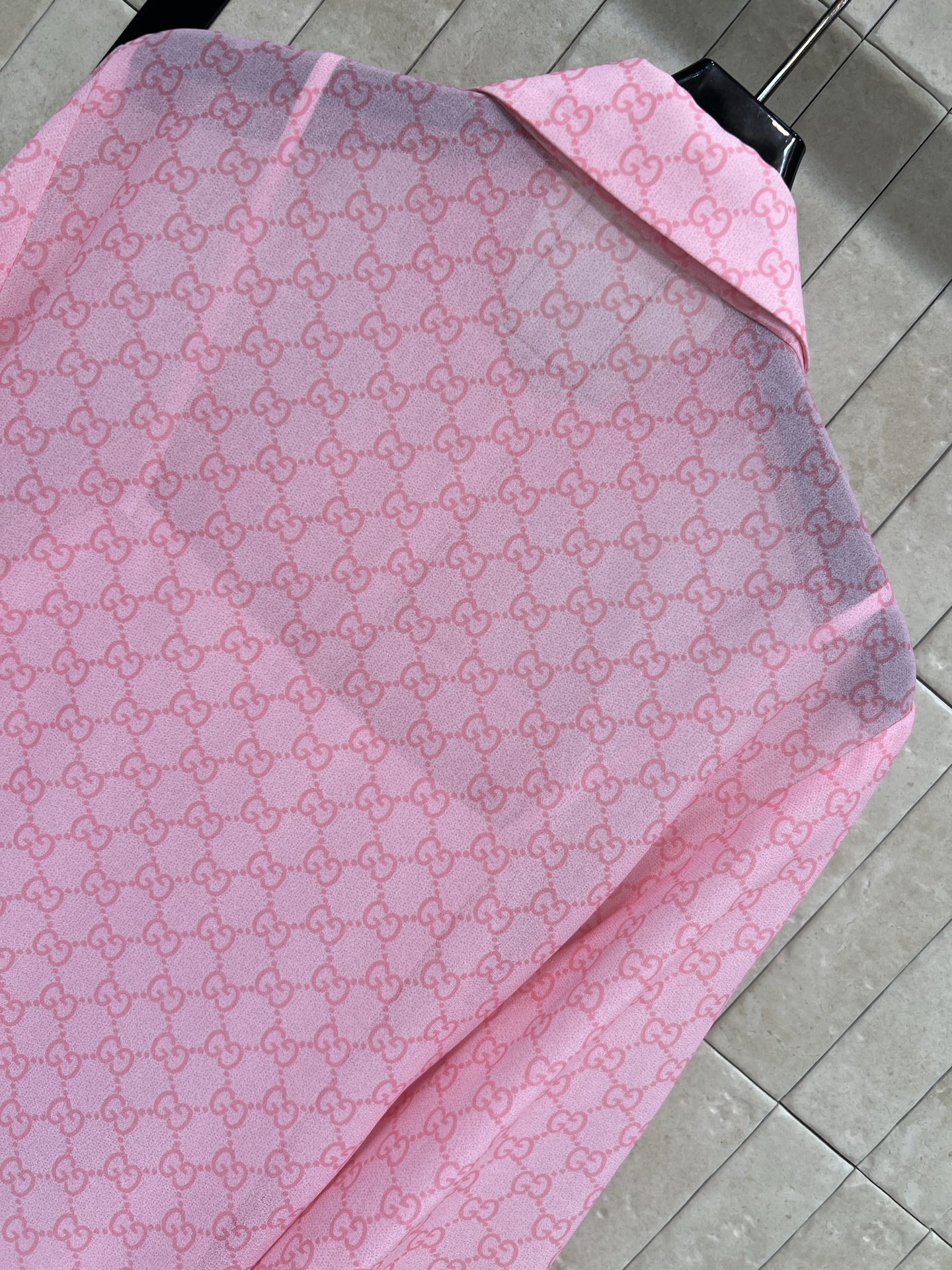 G家 26春夏新款 粉色GG提花飘带衬衫 内搭吊带内衬两件套 定制粉色GG提花面料 轻薄透气 法式浪漫风